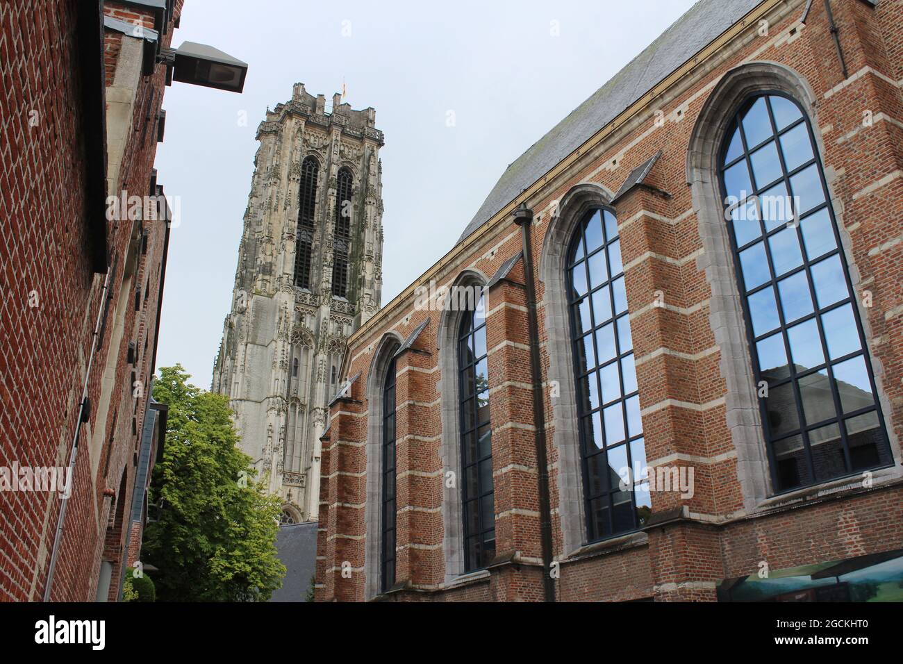 Vue sur la Tour St.Rombolds et sur l'extérieur de la galerie d'art et du musée de Mechelen dans la province d'Anvers en Belgique. Banque D'Images