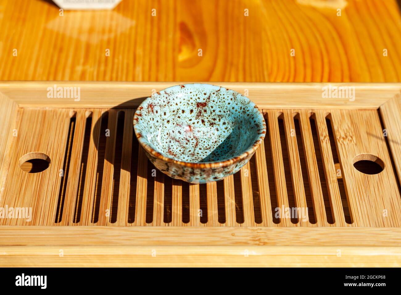 Bol à thé chinois en céramique avec motif bleu clair unique Banque D'Images