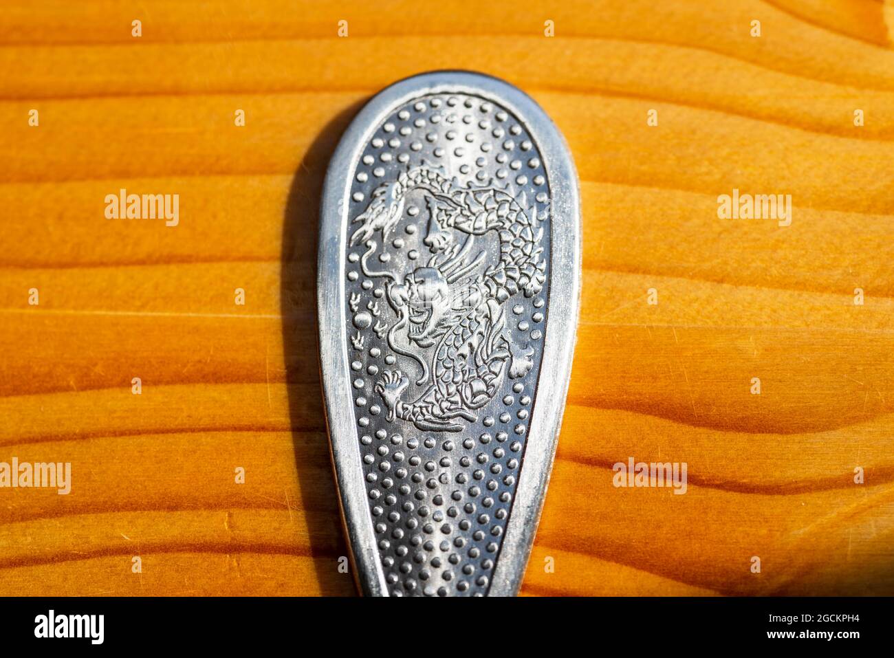 Manche en acier de couteau à thé pressé chinois gravé avec motif dragon Banque D'Images