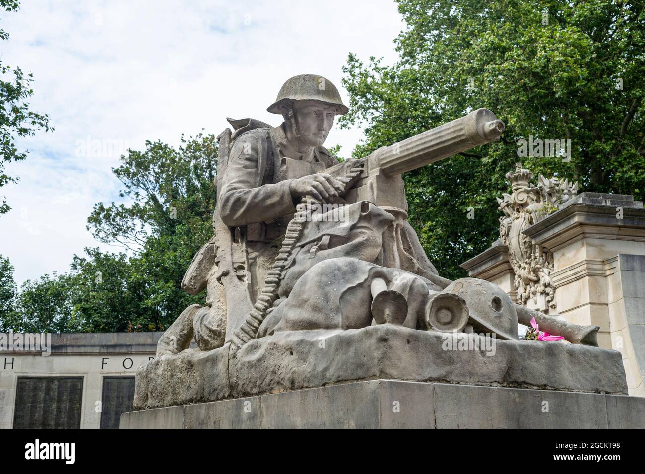 Statue d'une mitrailleuse au mémorial de guerre dans le centre-ville de Portsmouth. Banque D'Images