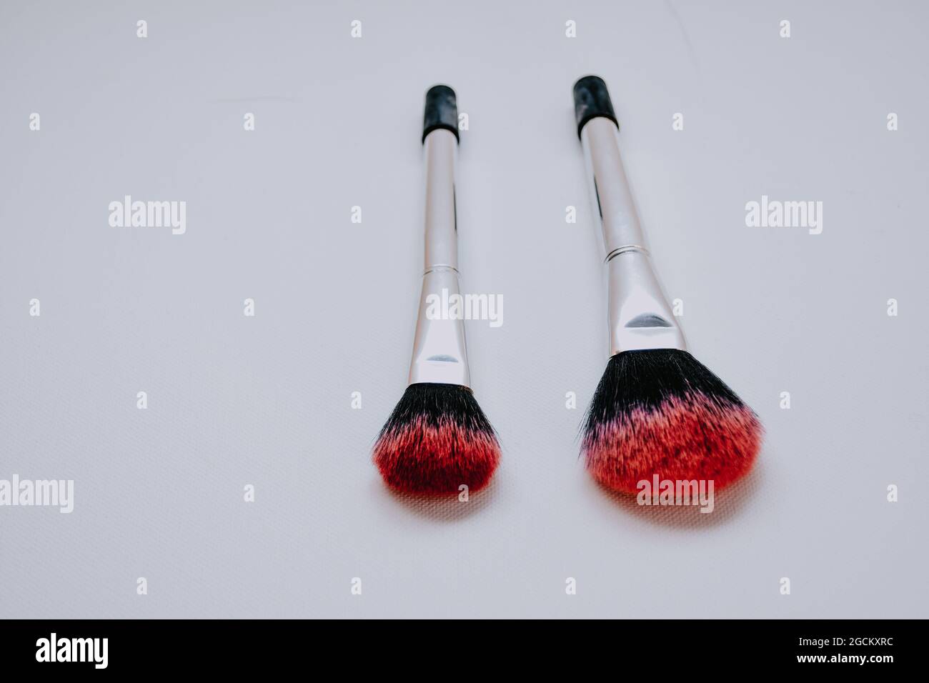 Brosses de maquillage de table de différentes tailles sur la table blanche Banque D'Images