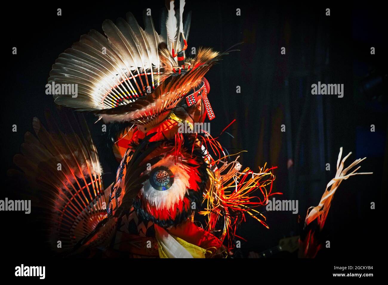 Montréal,Québec,Canada,le 6 août 2021.danseuse des Premières nations dansant.Mario Beauregard/Alamy News Banque D'Images