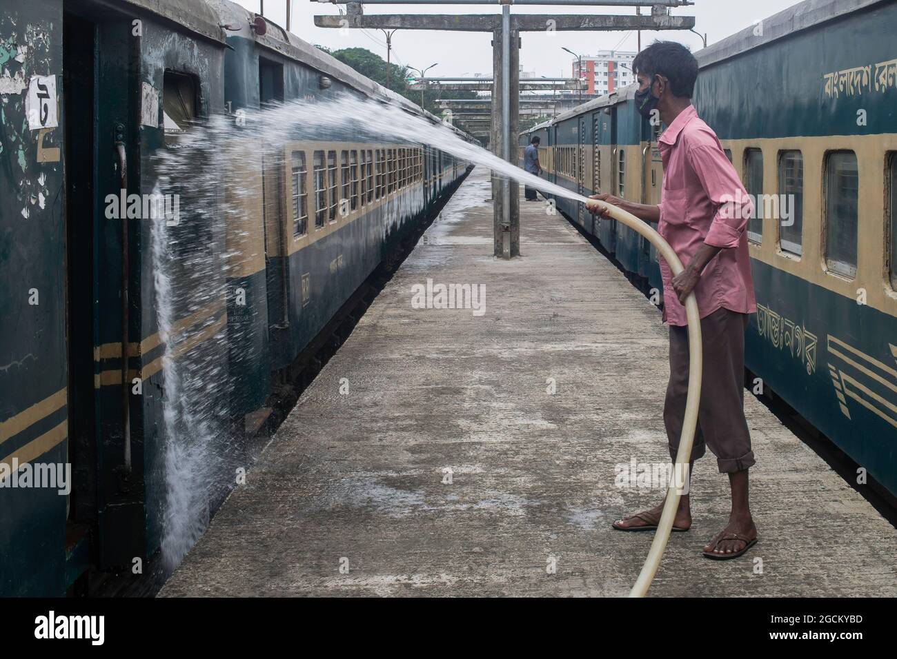 Dhaka, Bangladesh. 09e août 2021. Un employé de chemin de fer nettoie un train à la gare de Kamalapur. Les services de transport public sur terre, sur rail et sur les voies navigables doivent reprendre leurs activités après la fin du confinement de Covid-19. La Division du Cabinet a publié dimanche une circulaire confirmant que le verrouillage strict à l'échelle nationale ne sera pas prolongé au-delà de la date limite actuelle, le 10 août. Crédit : SOPA Images Limited/Alamy Live News Banque D'Images