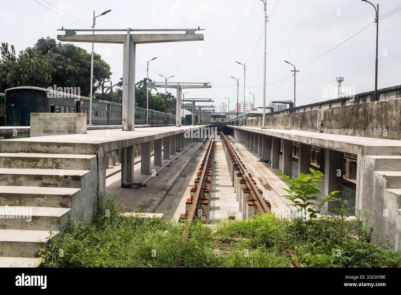 Dhaka, Bangladesh. 09e août 2021. Vue générale de la gare de Kamalapur. Les services de transport public sur terre, sur rail et sur les voies navigables doivent reprendre leurs activités après la fin du confinement de Covid-19. La Division du Cabinet a publié dimanche une circulaire confirmant que le verrouillage strict à l'échelle nationale ne sera pas prolongé au-delà de la date limite actuelle, le 10 août. Crédit : SOPA Images Limited/Alamy Live News Banque D'Images