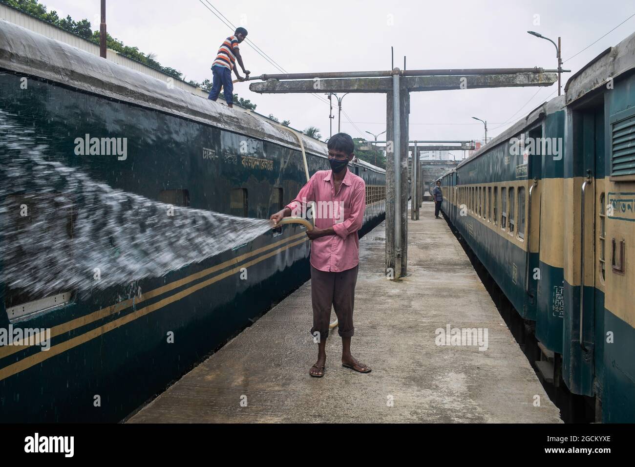 Dhaka, Bangladesh. 09e août 2021. Un employé de chemin de fer nettoie un train à la gare de Kamalapur. Les services de transport public sur terre, sur rail et sur les voies navigables doivent reprendre leurs activités après la fin du confinement de Covid-19. La Division du Cabinet a publié dimanche une circulaire confirmant que le verrouillage strict à l'échelle nationale ne sera pas prolongé au-delà de la date limite actuelle, le 10 août. (Photo de Sazzad Hossain/SOPA Images/Sipa USA) crédit: SIPA USA/Alay Live News Banque D'Images