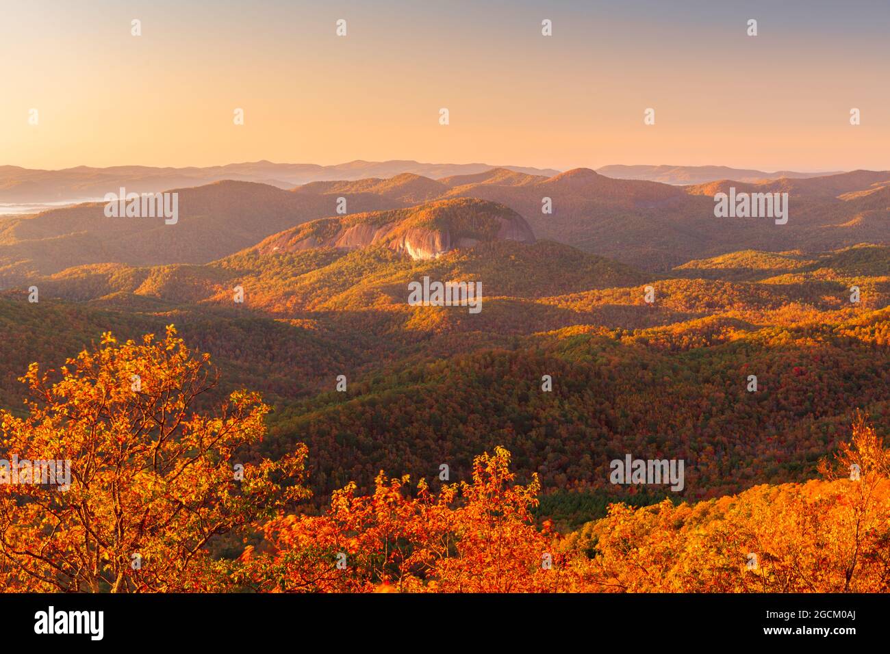 Pisgah National Forest, Caroline du Nord, États-Unis à regarder Glass Rock pendant la saison d'automne dans la matinée. Banque D'Images