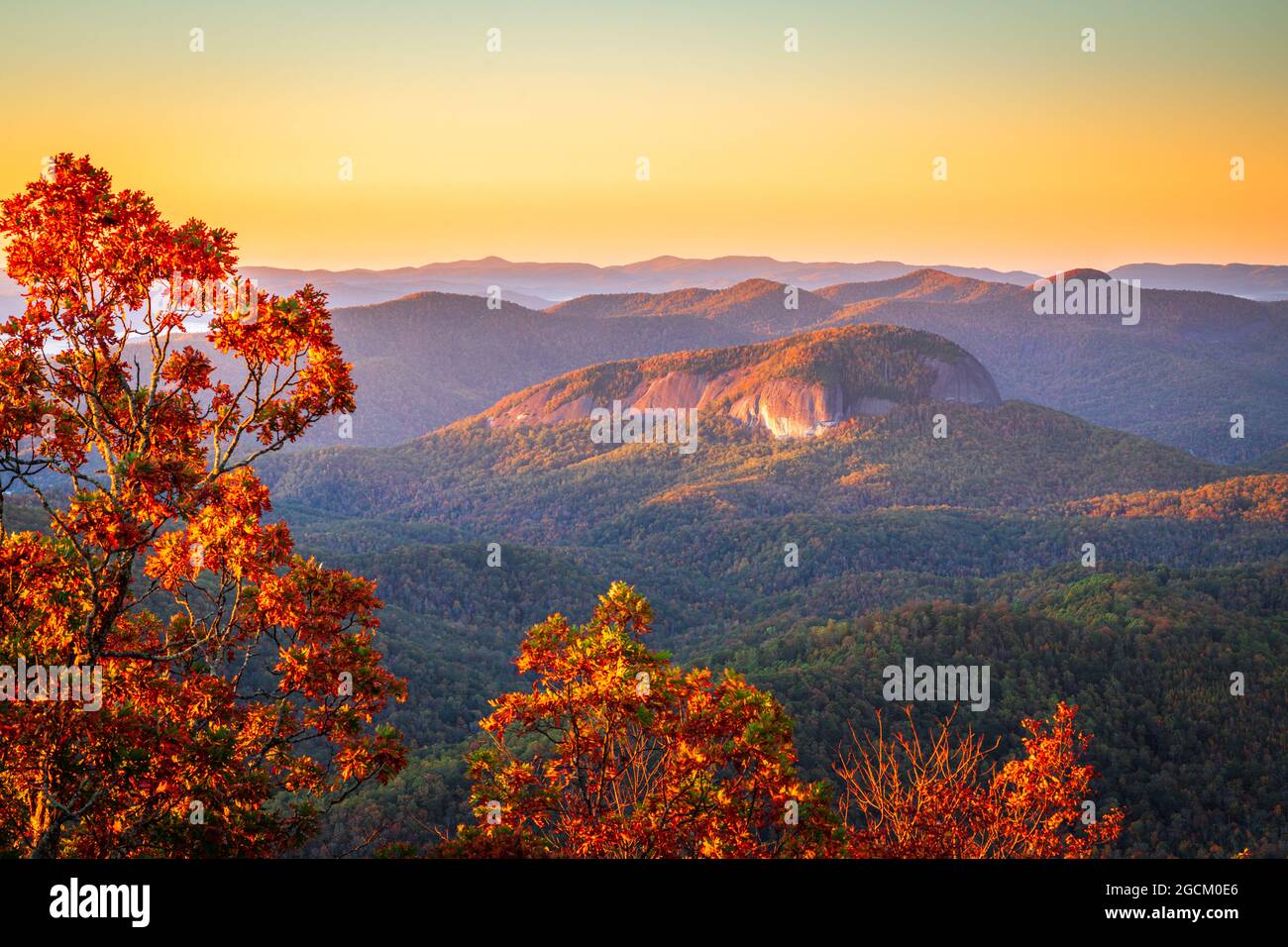 Pisgah National Forest, Caroline du Nord, États-Unis à regarder Glass Rock pendant la saison d'automne dans la matinée. Banque D'Images