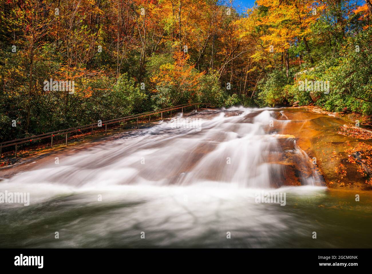 Chutes de Sliding Rock sur Looking Glass Creek dans la forêt nationale de Pisgah, Caroline du Nord, États-Unis en automne. Banque D'Images