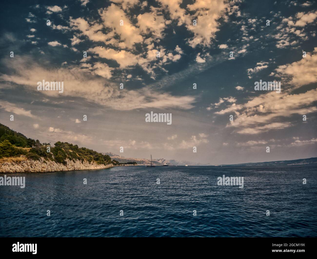 Croatie côte plages aériennes bleu eau nature propres vacances ensoleillées Banque D'Images