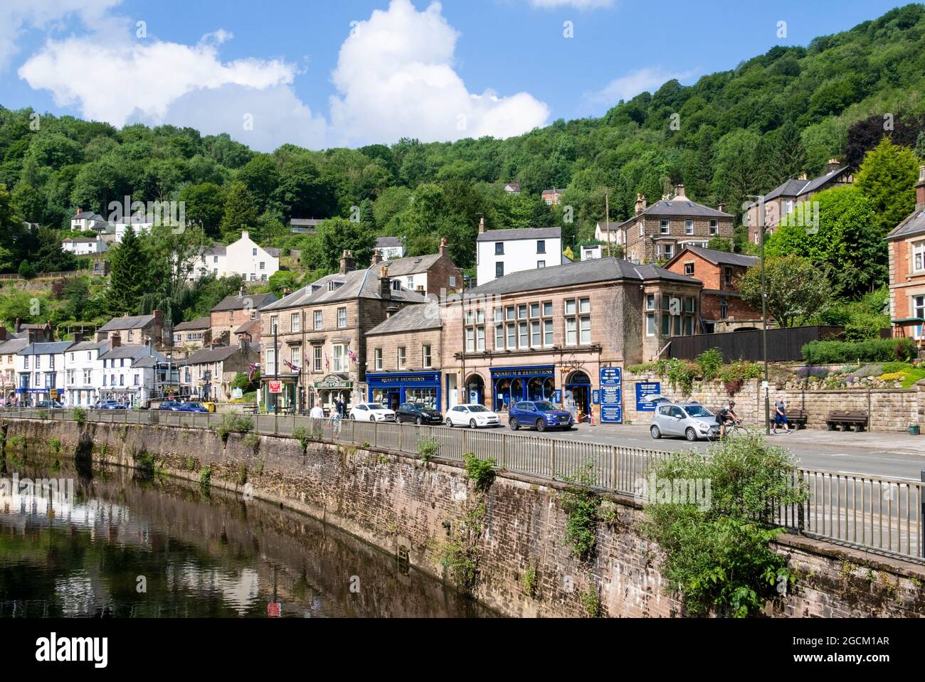 Centre-ville de Matlock avec boutiques et cafés le long de la rivière Derwent North Parade Derbyshire Angleterre GB Europe Banque D'Images