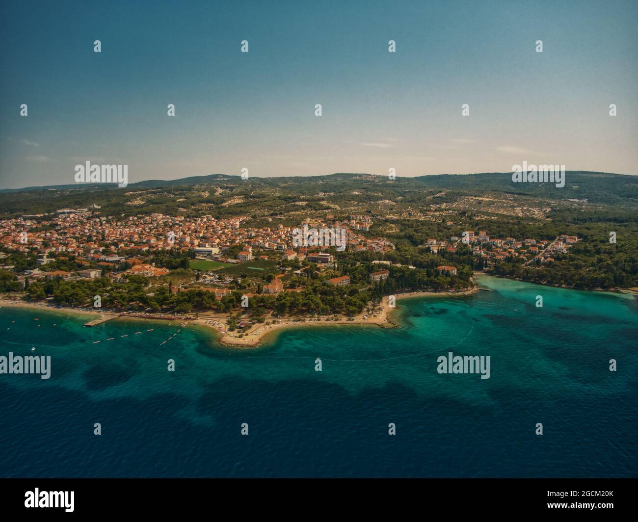 Croatie côte plages aériennes bleu eau nature propres vacances ensoleillées Banque D'Images