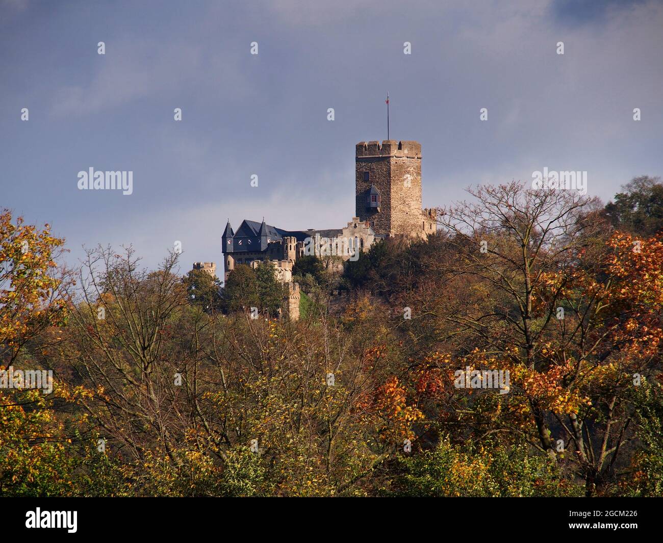 Château de Lahneck situé dans la ville de Lahnstein en Rhénanie-Palatinat, en Allemagne, vu d'une croisière sur le Rhin Banque D'Images
