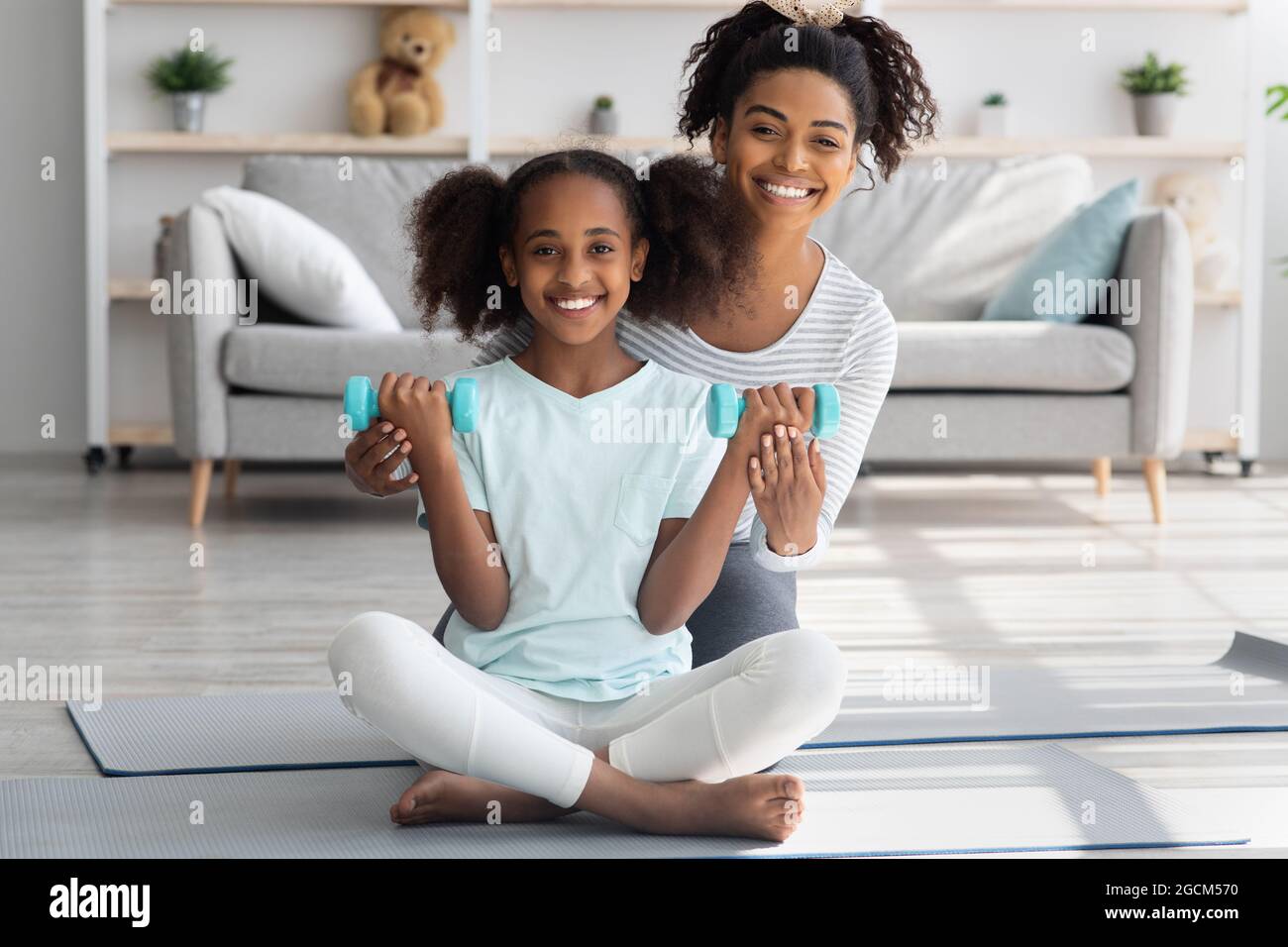 Mère et fille afro-américaines positives avec des cloches Banque D'Images