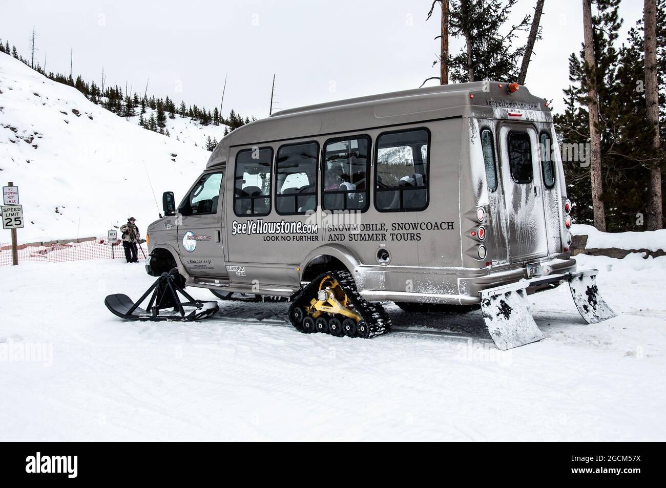 Snowcoach, minibus converti pour des visites sur des routes enneigées, parc national de Yellowstone Banque D'Images
