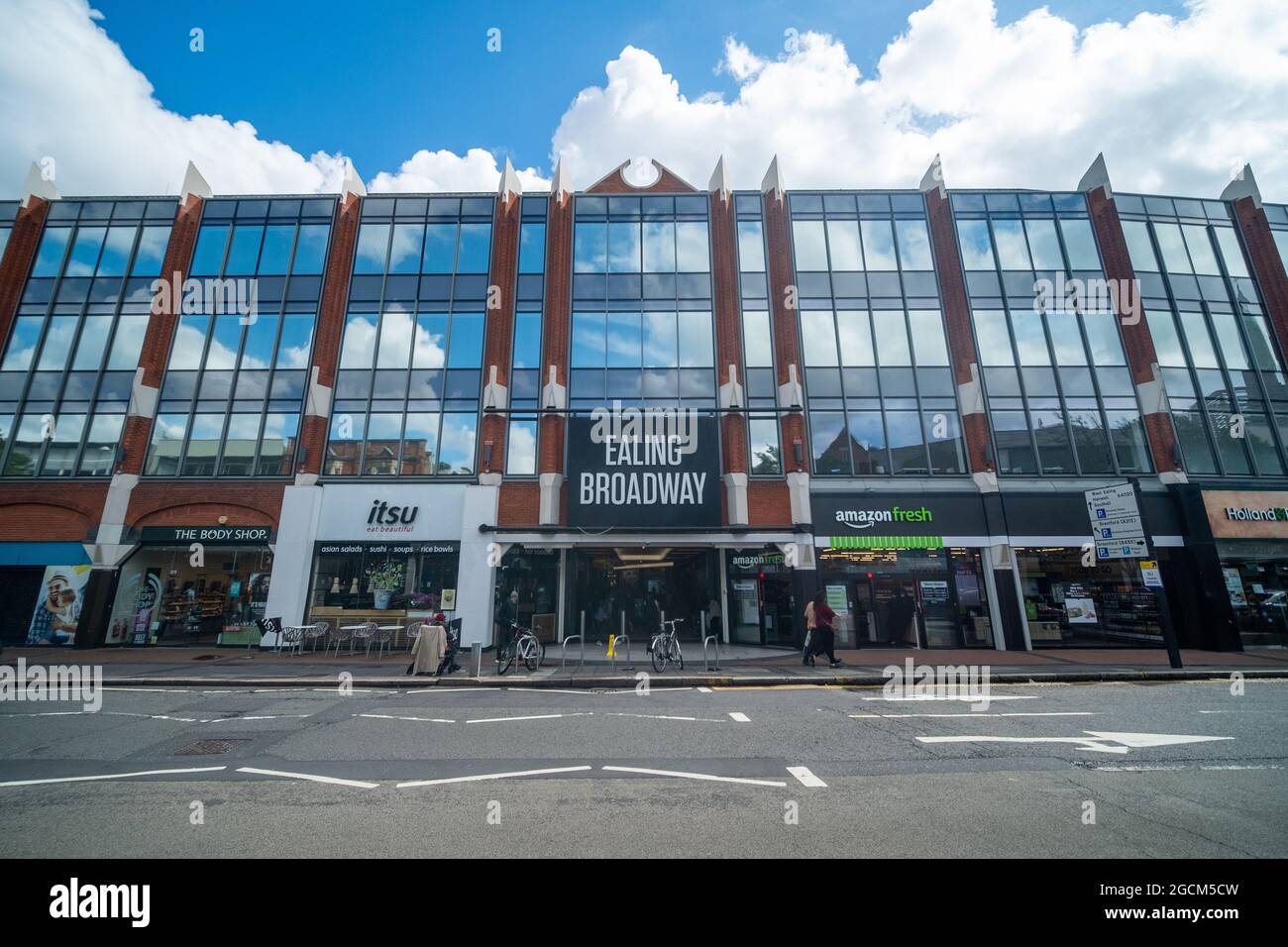 Londres- août 2021: Ealing Broadway centre commercial à l'ouest de Londres Banque D'Images