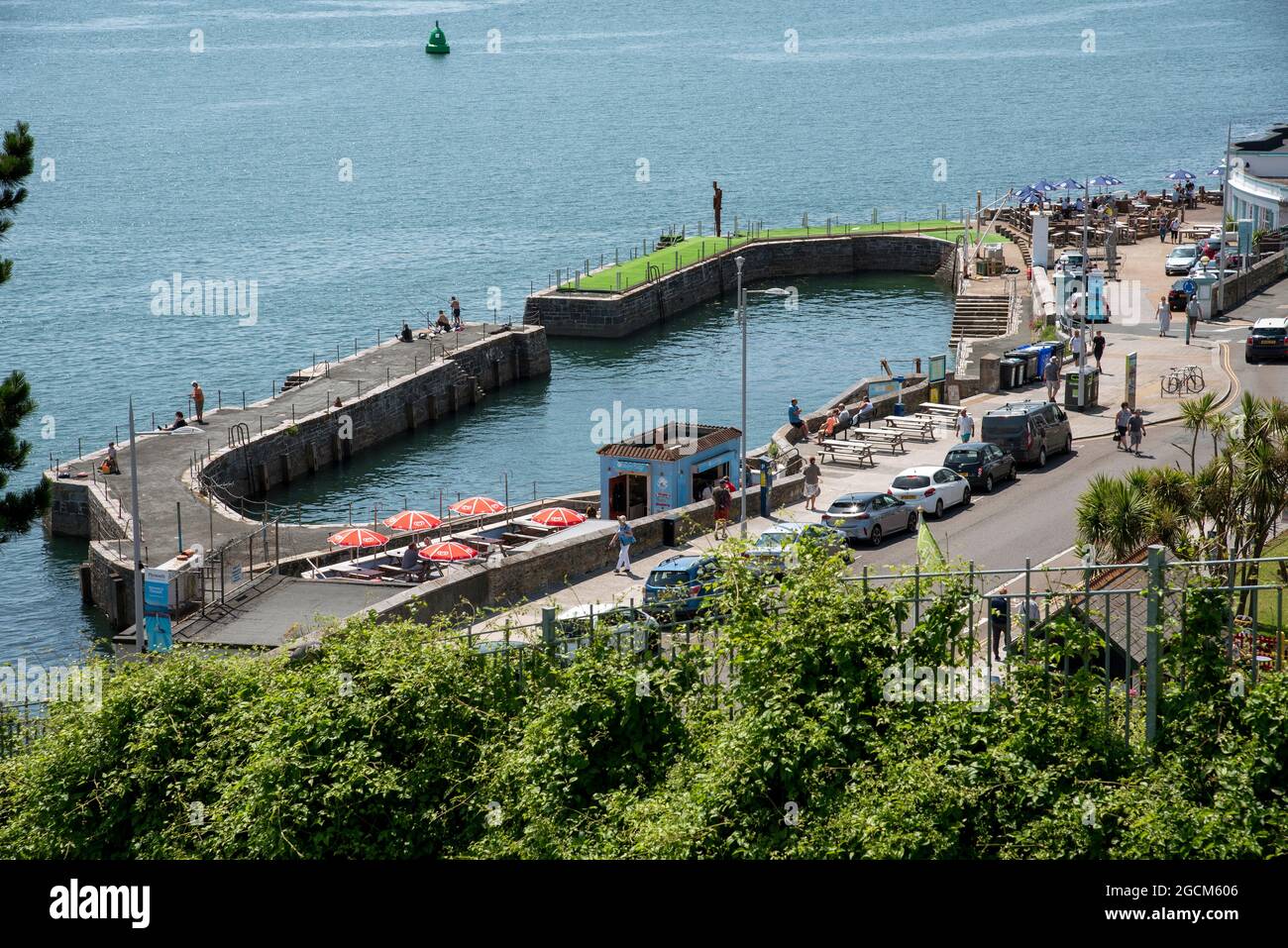 Plymouth, Devon, Angleterre, Royaume-Uni. 2021. Vue d'ensemble de la jetée de West Hoe à marée haute, stade d'atterrissage commercial et petit port sur le front de mer, Plymouth Banque D'Images