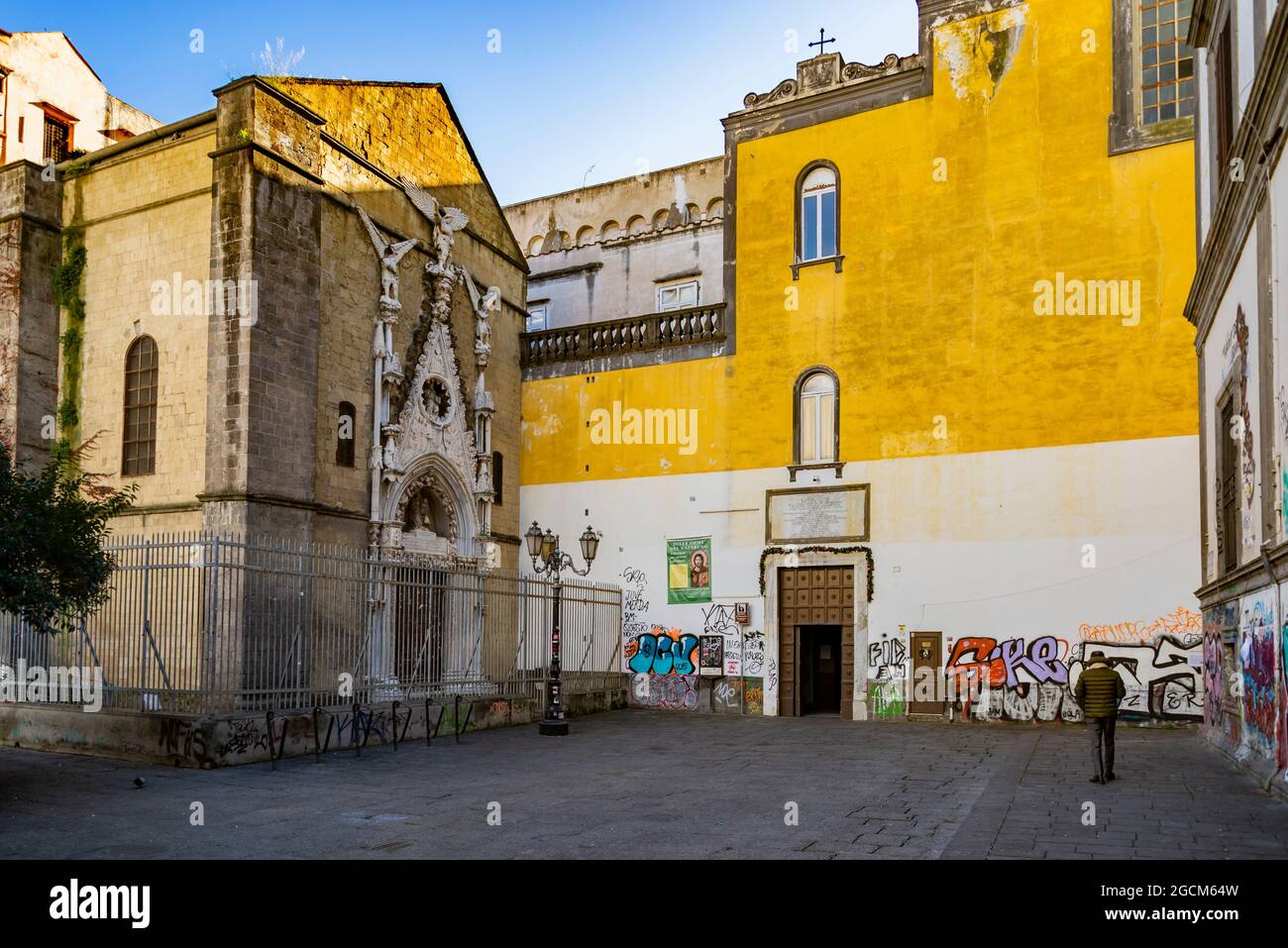 Façade de la chapelle de Pappacoda, église monumentale du XVe siècle avec sa magnifique porte dans le style gothique original, Naples, Italie Banque D'Images