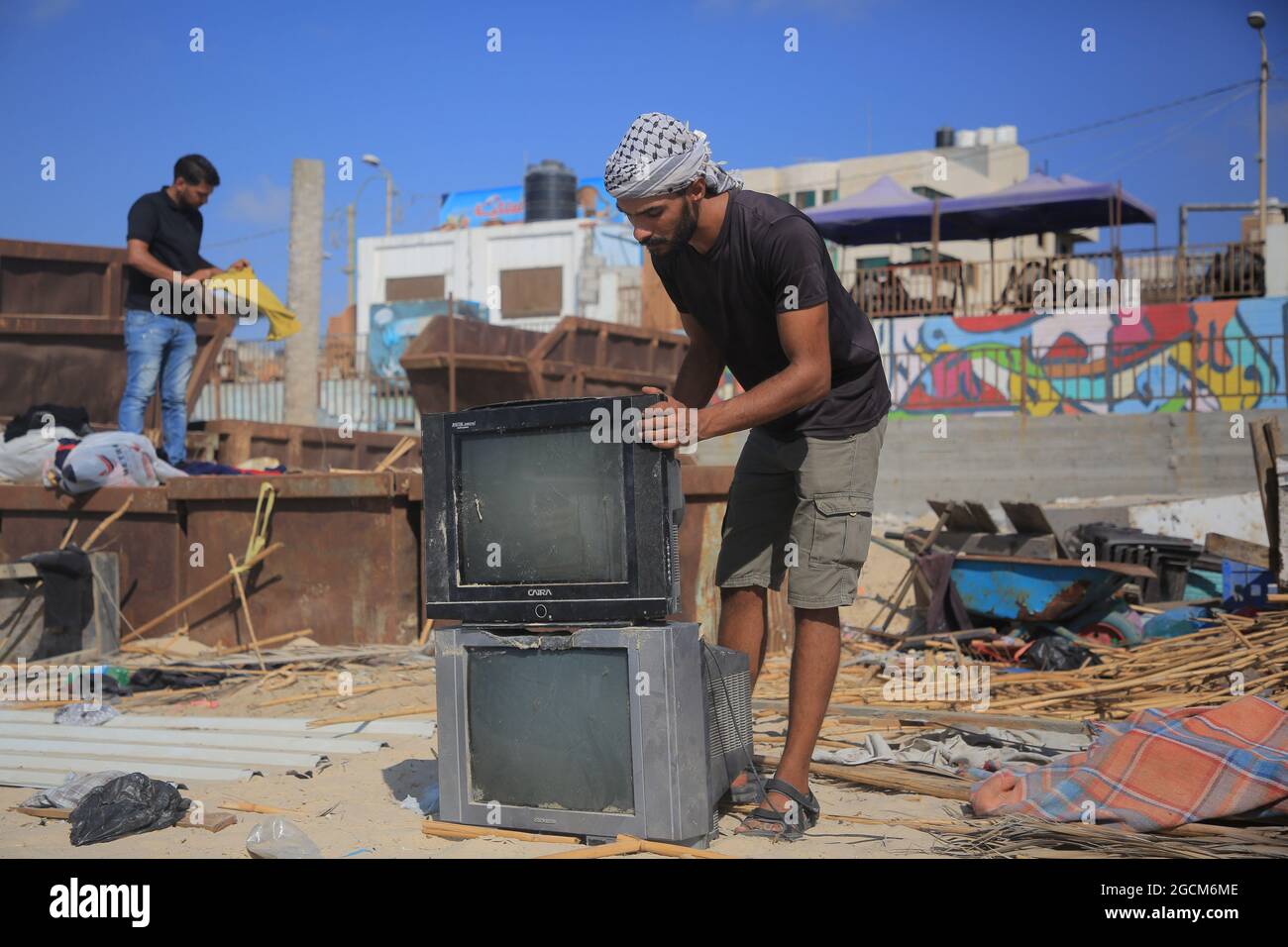 Gaza. 28 juillet 2021. Un jeune palestinien travaille dans un café écologique sur la plage de Gaza, le 28 juillet 2021. POUR ALLER AVEC "Feature: Les Palestiniens construisent un café écologique pour la sensibilisation au recyclage des déchets" Credit: Rizek Abdeljawad/Xinhua/Alamy Live News Banque D'Images