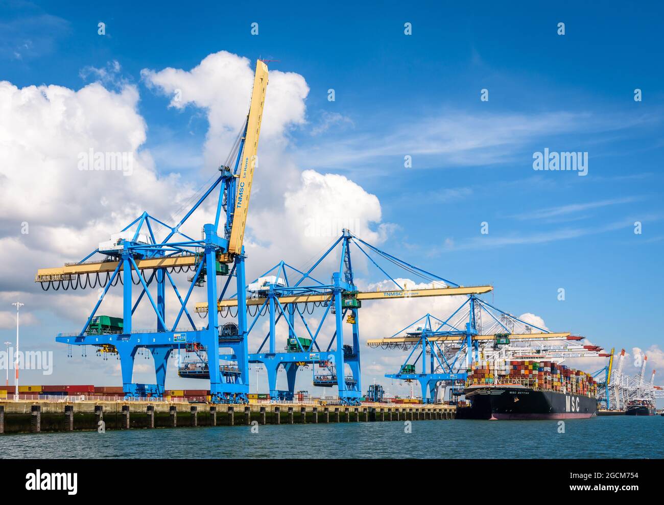 Le terminal à conteneurs du port 2000, situé au Havre, en France, est équipé de grues portiques à conteneurs super post-panamax pour recevoir les plus grands navires à conteneurs. Banque D'Images