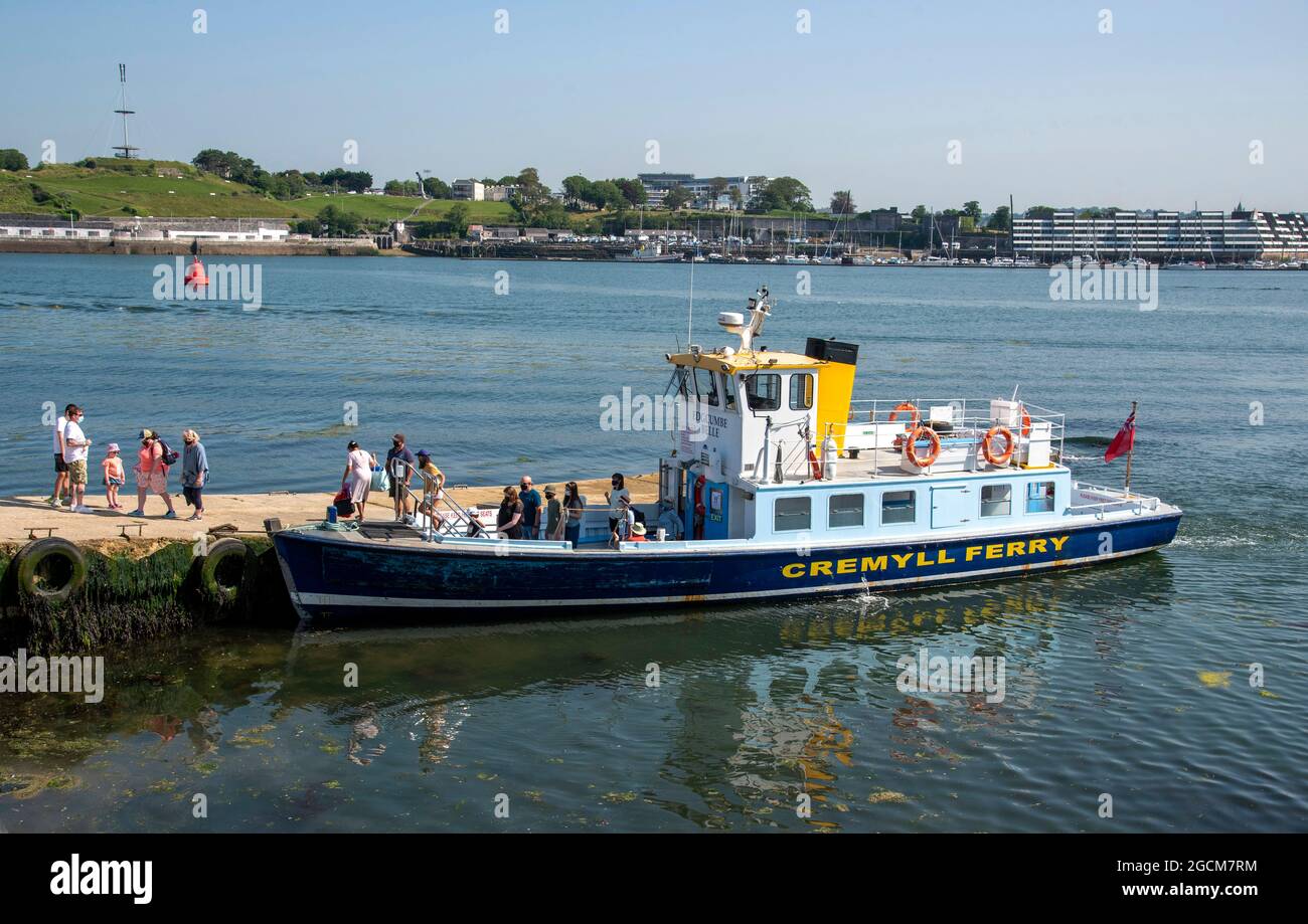 Cremyll, Cornouailles, Angleterre, Royaume-Uni. 2021. Les passagers débarquent du ferry de Cremyl à Cremyl après avoir traversé la rivière Tamar qui divise Devon et Cornwa Banque D'Images