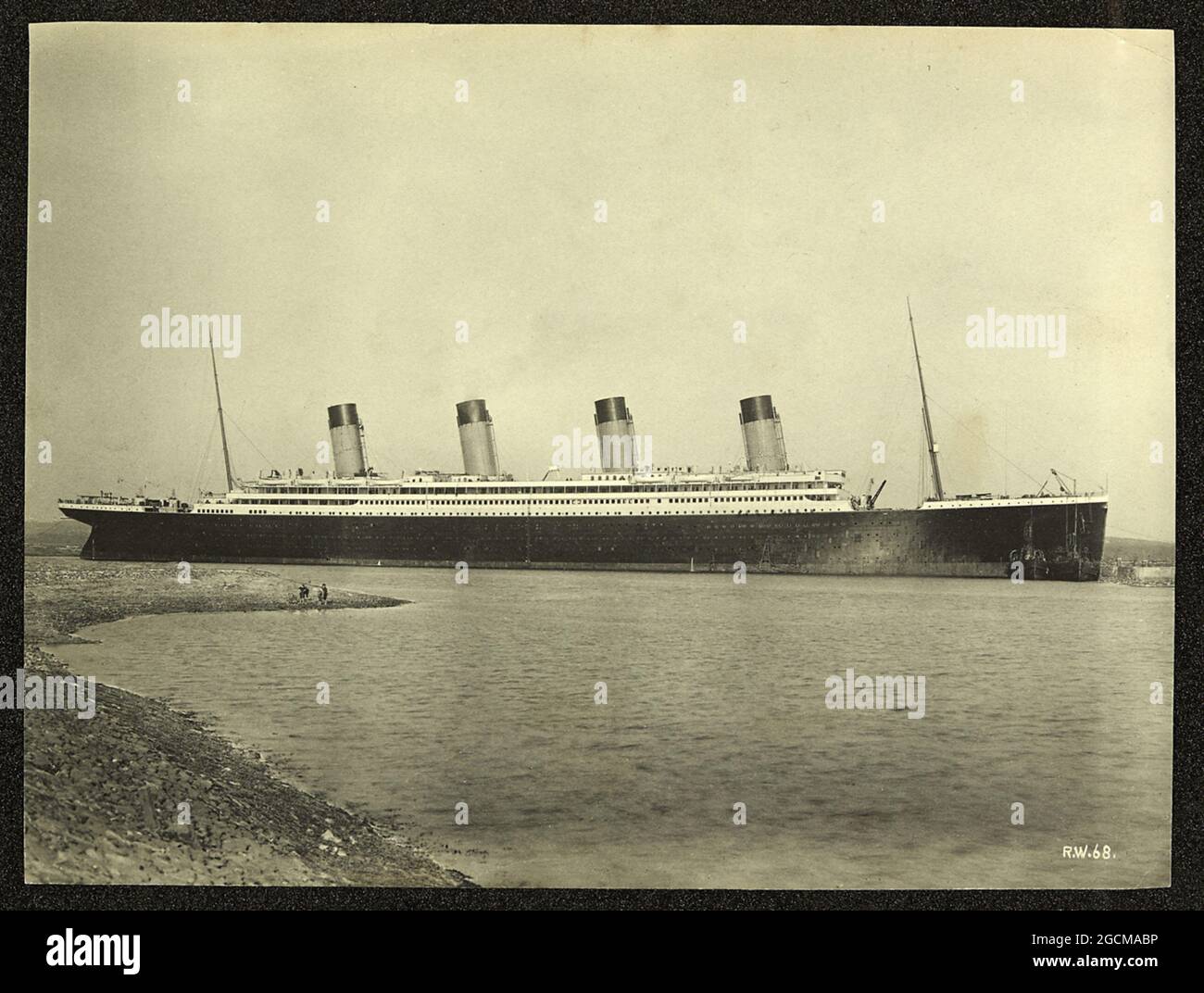 Photographie du Titanic amarré au large du comté de Down Coast, Irlande du Nord. R. Welch (photographe) Date : 1912 Banque D'Images