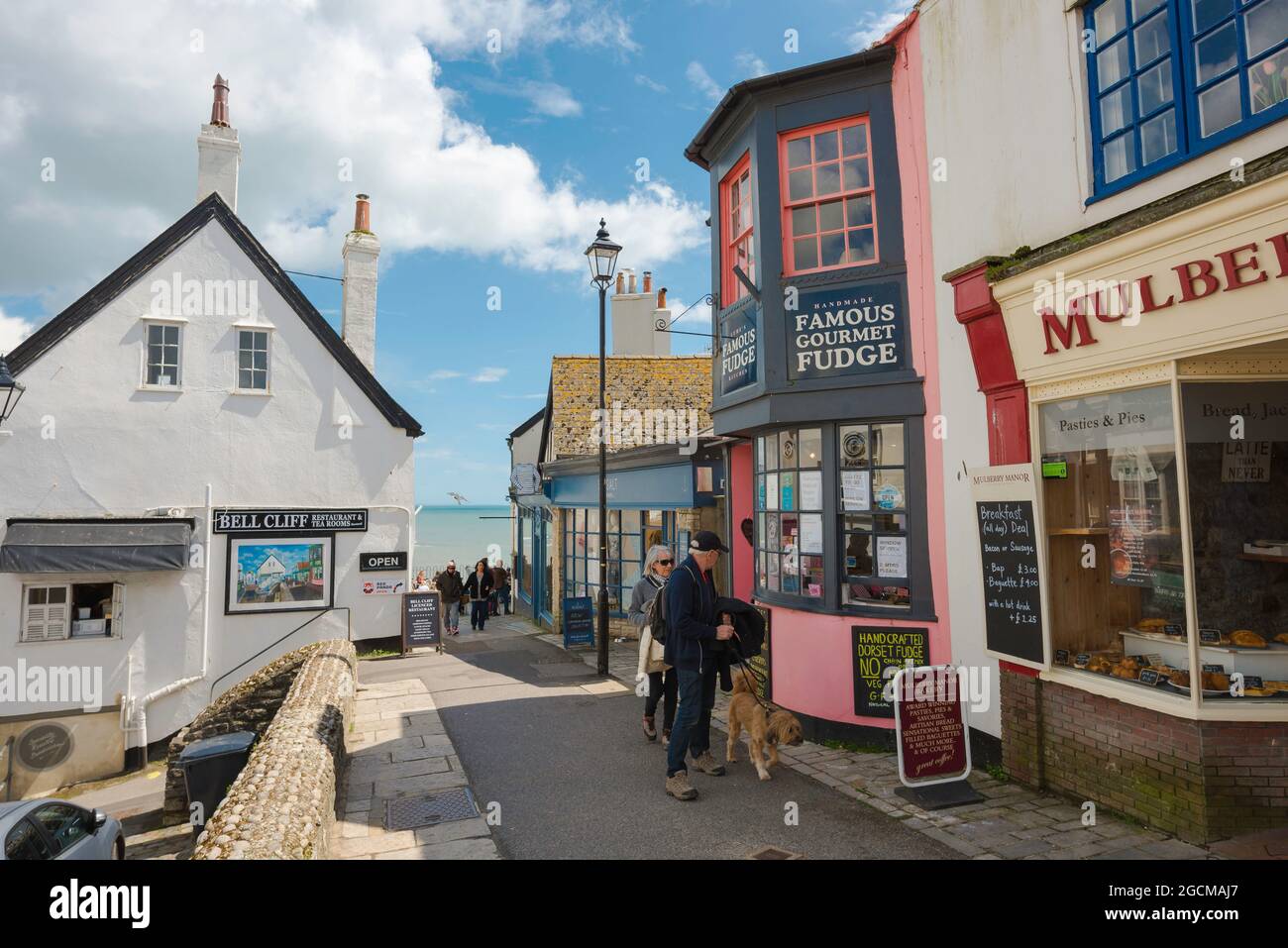 Lyme Regis Dorset, vue sur les gens dans Broad Street, une rue commerçante populaire contenant de nombreux bâtiments historiques et des magasins traditionnels, Angleterre, Royaume-Uni Banque D'Images