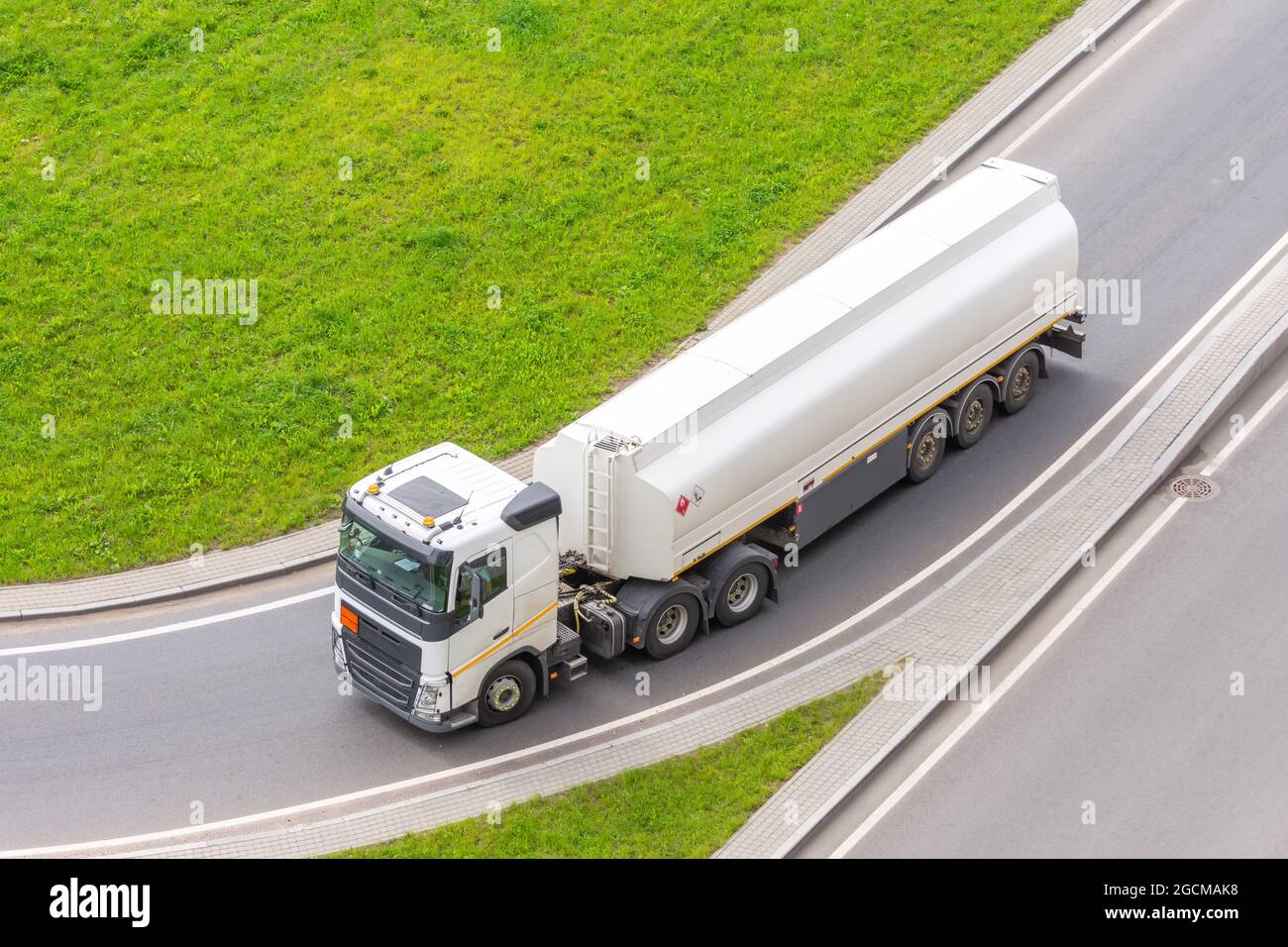 Camion avec remorque-citerne et carburant tourne sur l'autoroute de la ville, vue aérienne Banque D'Images