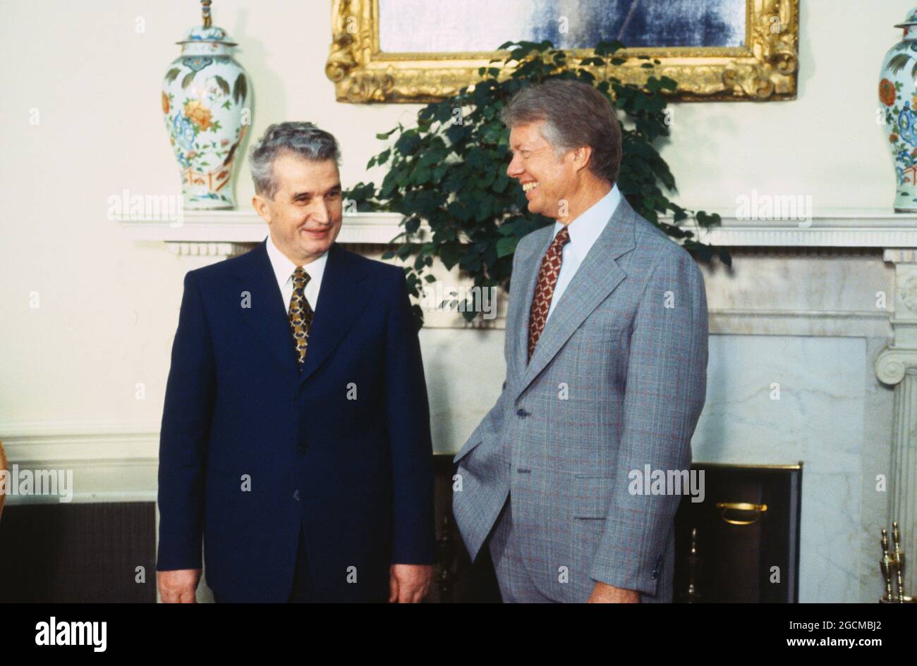 Le président américain Jimmy carter, à droite, accueille le président  Nicolae Ceausescu de la République socialiste de Roumanie, à gauche, au  bureau ovale de la Maison Blanche à Washington, DC, le 12