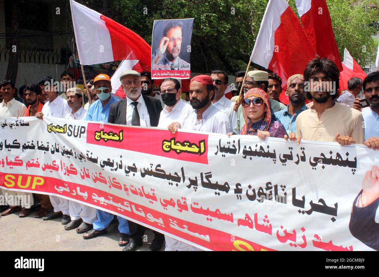 Des militants du Parti Uni de Sindh (SUP) tiennent une manifestation contre la ville de Bahria, au club de presse d'Hyderabad, le lundi 09 août 2021. Banque D'Images