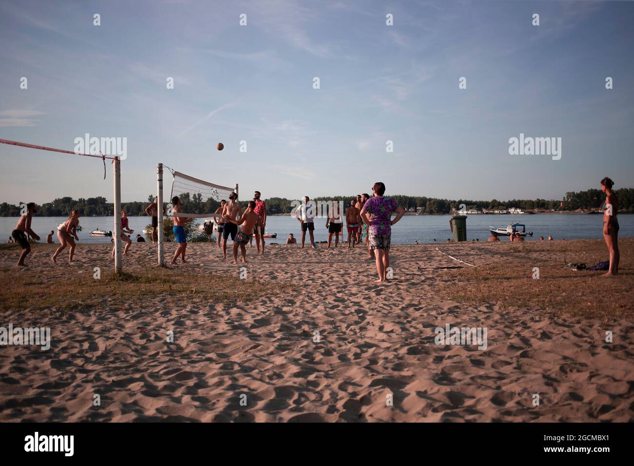 Belgrade, Serbie, 4 août 2021 : jeunes jouant au Beach-volley sur l'île de la Grande Guerre à Zemun Banque D'Images