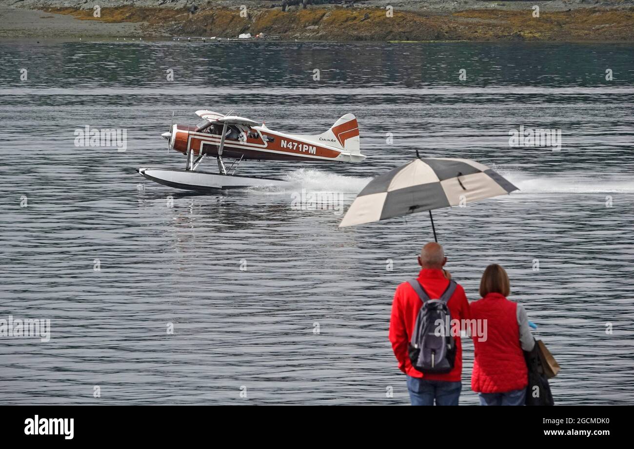 Un avion de brousse DeHaviland Beaver part du port de Ketchikan, en Alaska. Les avions de Bush sont des sites communs dans le secteur riverain de la ville, les deux f Banque D'Images