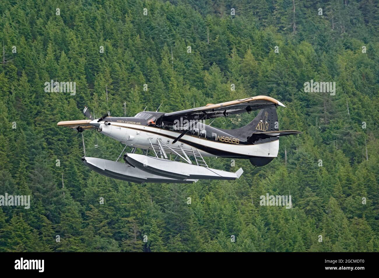 Un avion de brousse DeHaviland Otter part du port de Ketchikan, en Alaska. Les avions de Bush sont des sites communs dans le secteur riverain de la ville, les deux FO Banque D'Images
