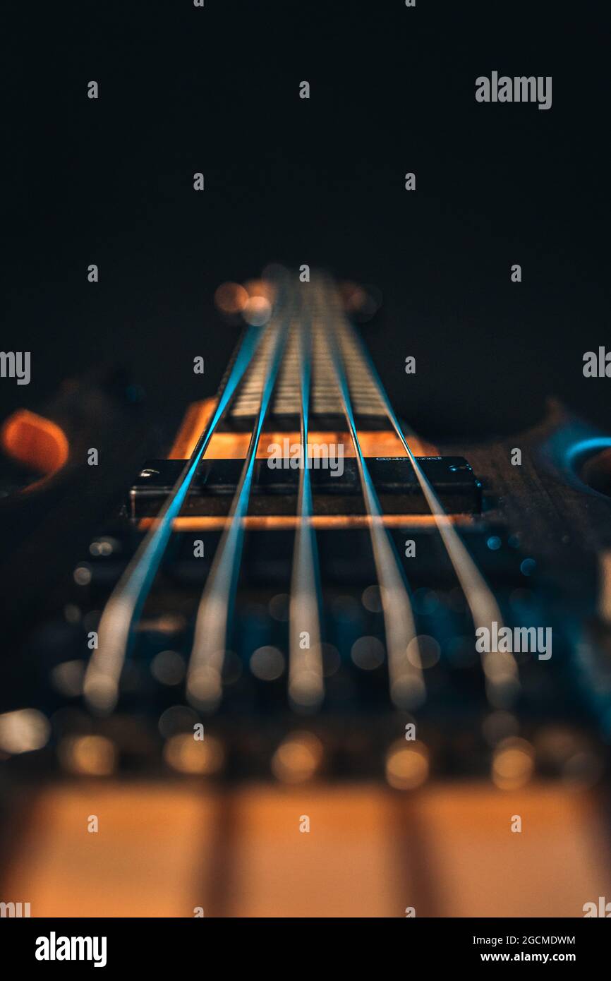 Regardez le tableau de bord d'une guitare basse électrique à 5 cordes Banque D'Images