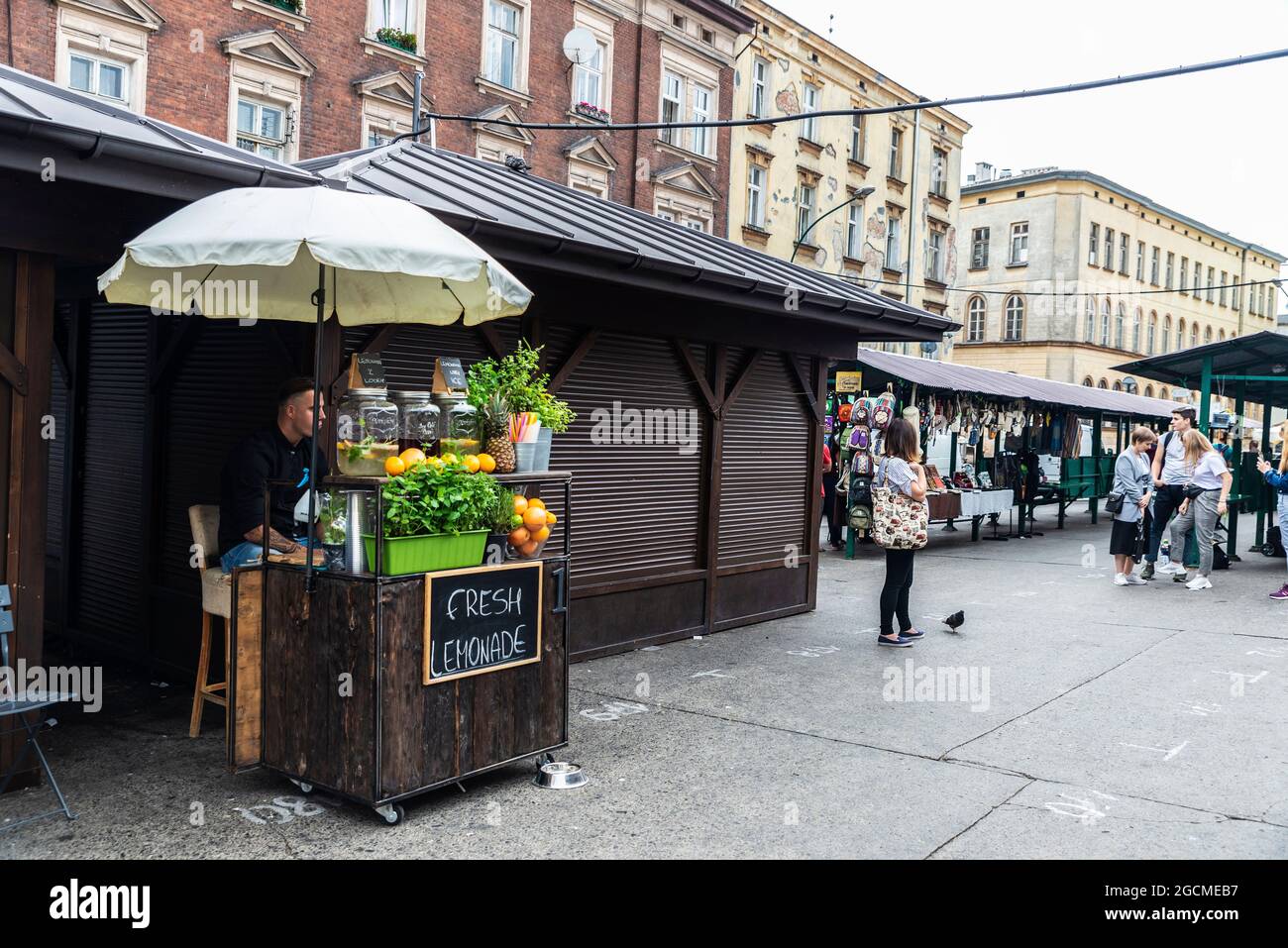 Cracovie, Pologne - 28 août 2018 : vendeur dans un stand de jus de fruits sur le marché aux puces du Plac Nowy qui présente un assortiment d'antiquités à Cracovie, Banque D'Images