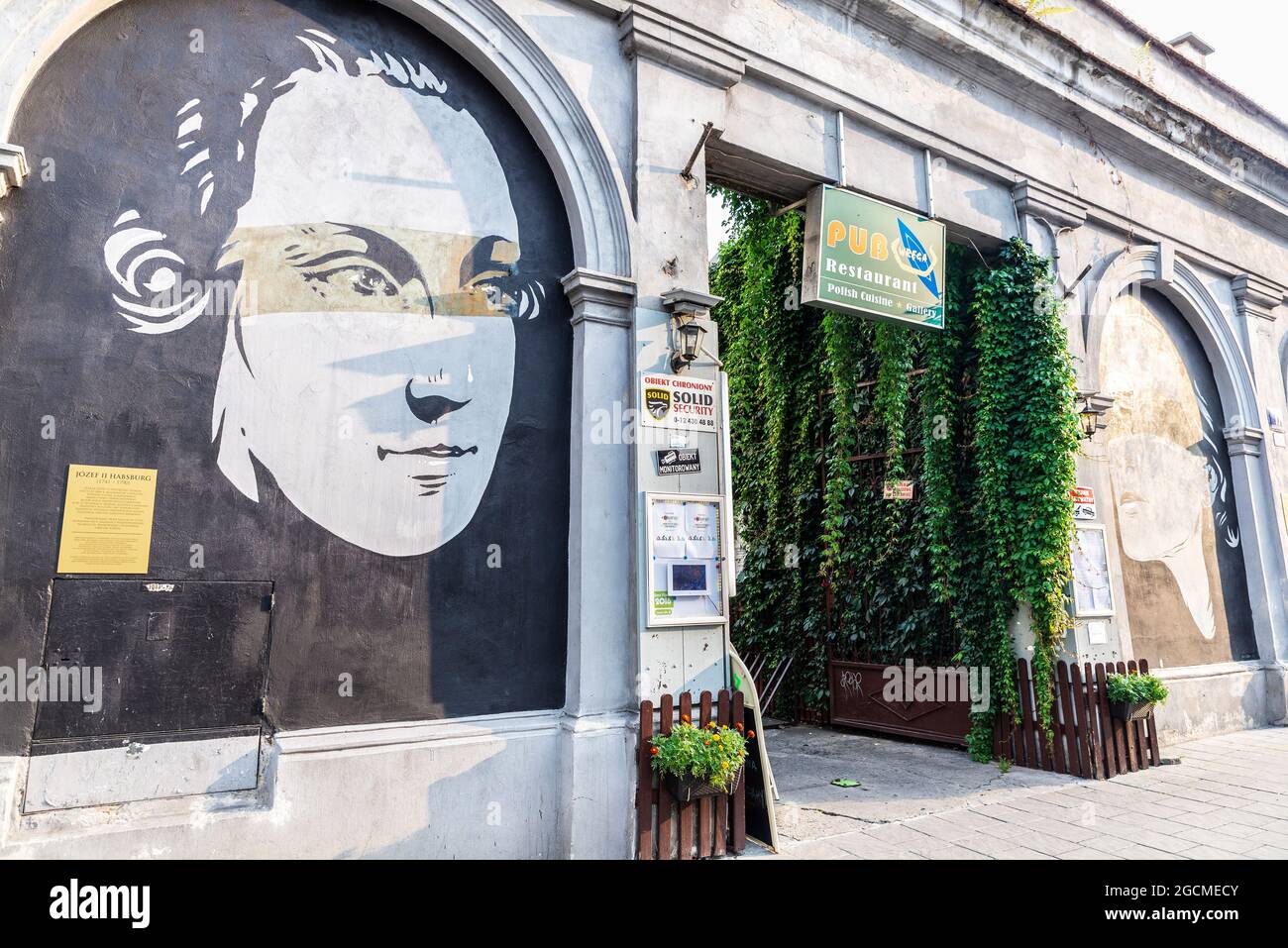 Cracovie, Pologne - 28 août 2018 : entrée d'un bar et d'un restaurant dans la rue Jozefa dans la vieille ville de Cracovie, Pologne Banque D'Images