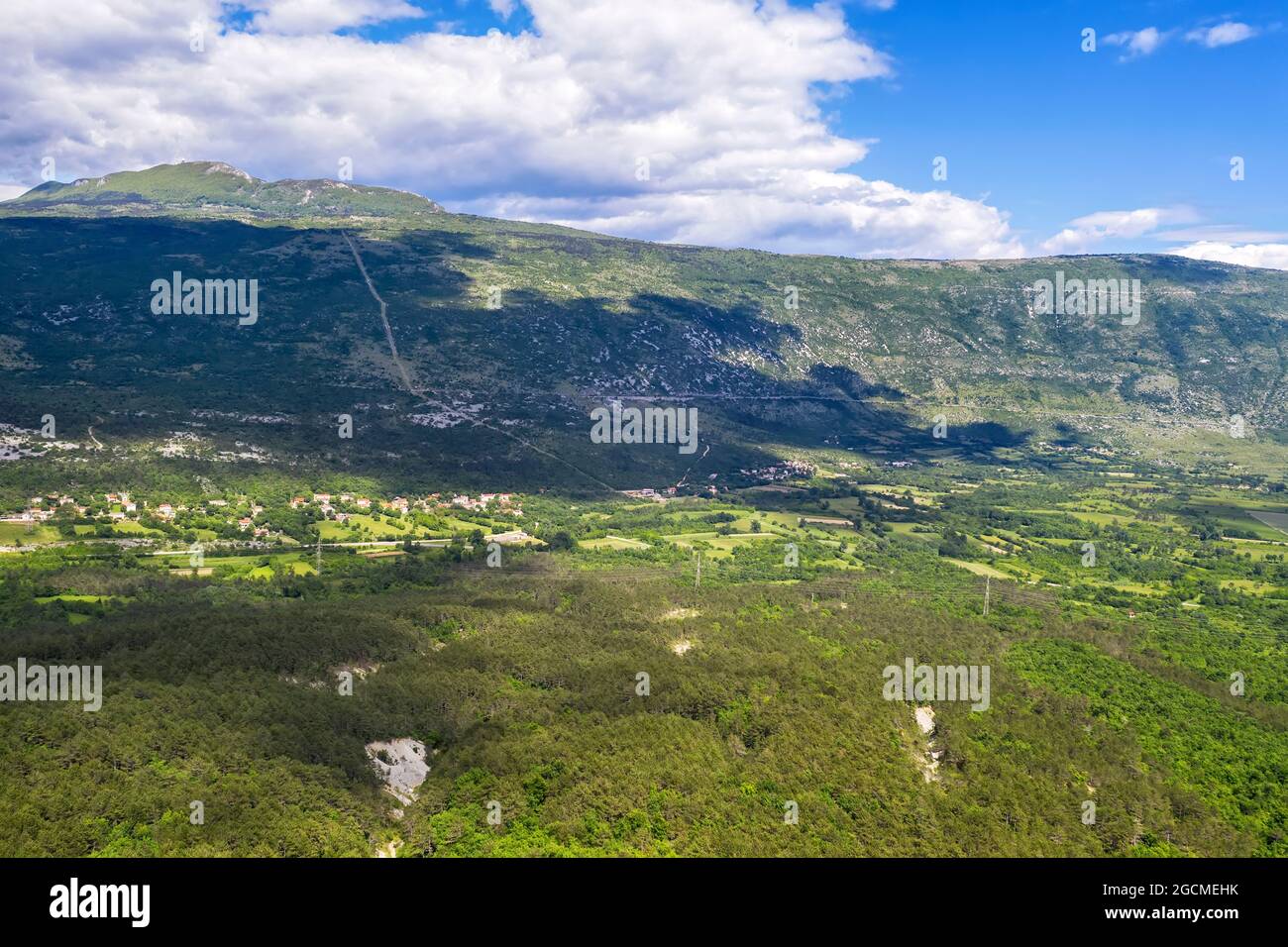 Vue sur la montagne Ucka avec le Vojak, la plus haute montagne de l'Istrie, Croatie Banque D'Images
