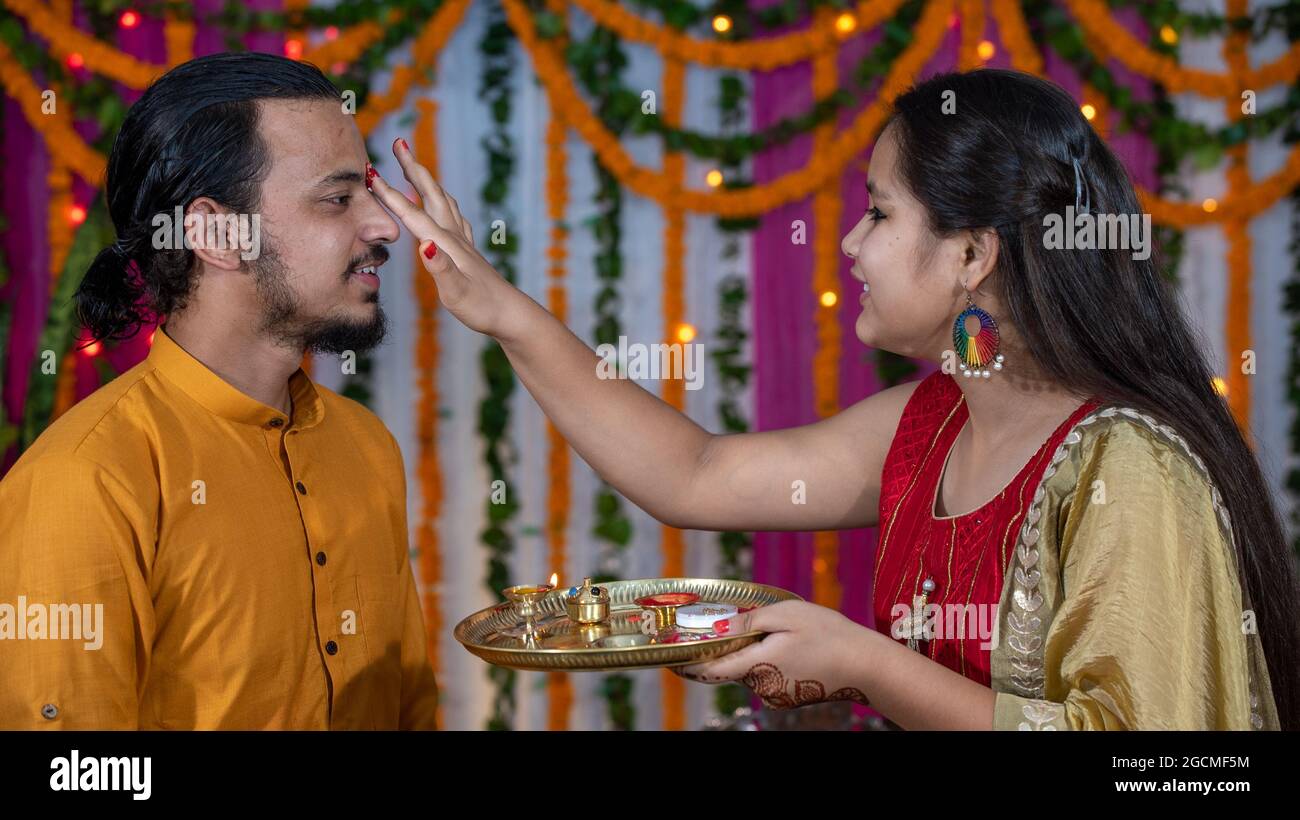 Les familles indiennes célèbrent le festival Raksha Bandhan un festival 