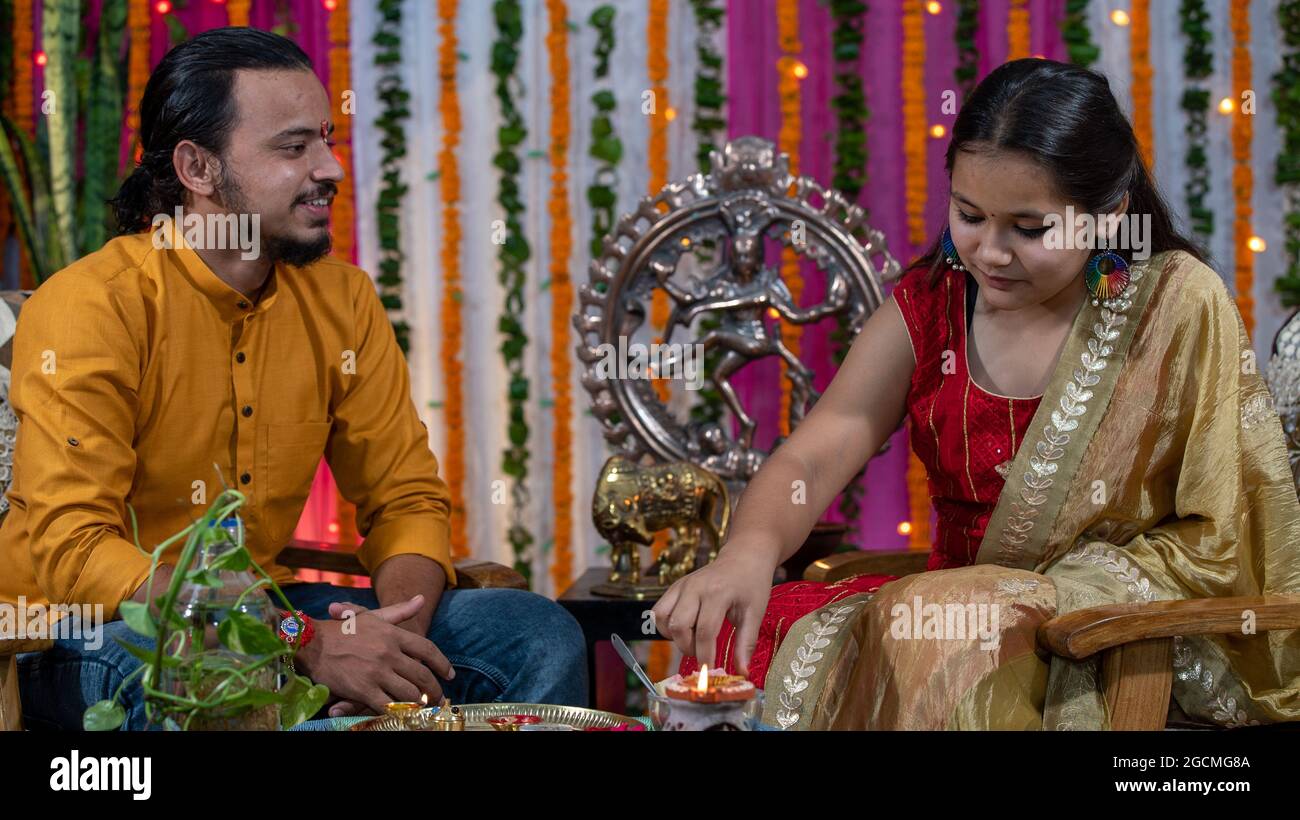 Les familles indiennes célèbrent le festival Raksha Bandhan un festival 