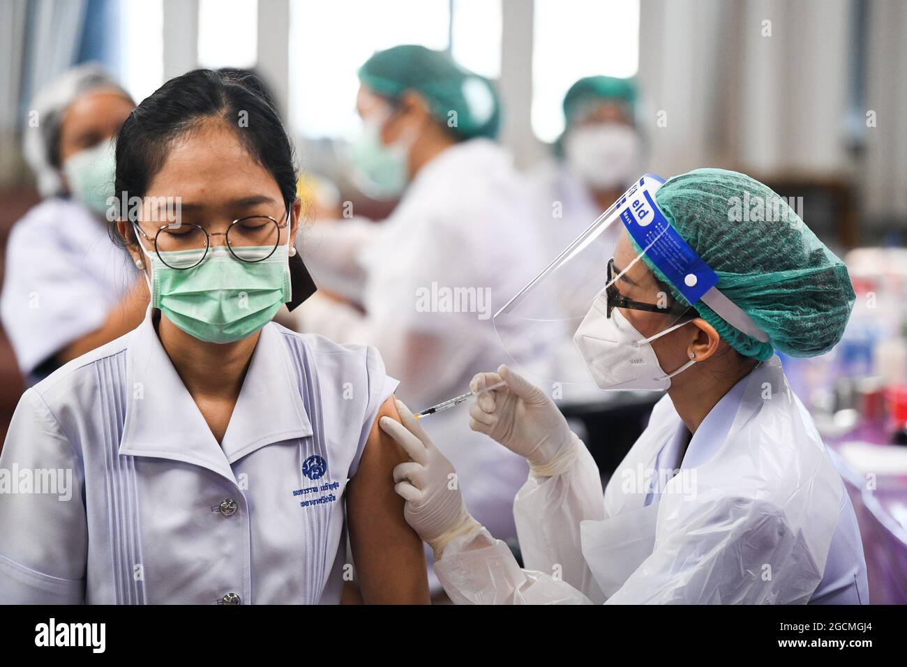 Le personnel médical thaïlandais reçoit une dose de rappel du vaccin COVID-19 Pfizer à l'hôpital général de l'administration métropolitaine de Bangkok, en Thaïlande, le 9 août 2021. La Thaïlande commence à vacciner les doses de rappel avec le vaccin Covid-19 de Pfizer auprès du personnel médical et des agents de santé de première ligne qui ont déjà reçu deux injections, dans douze hôpitaux de Bangkok sous le Bureau médical de Bangkok. Plus de 1.5 millions de doses des vaccins d'ARNm de Pfizer ont été données en Thaïlande par les États-Unis. (Photo de Vichan Poti/Pacific Press/Sipa USA) Banque D'Images