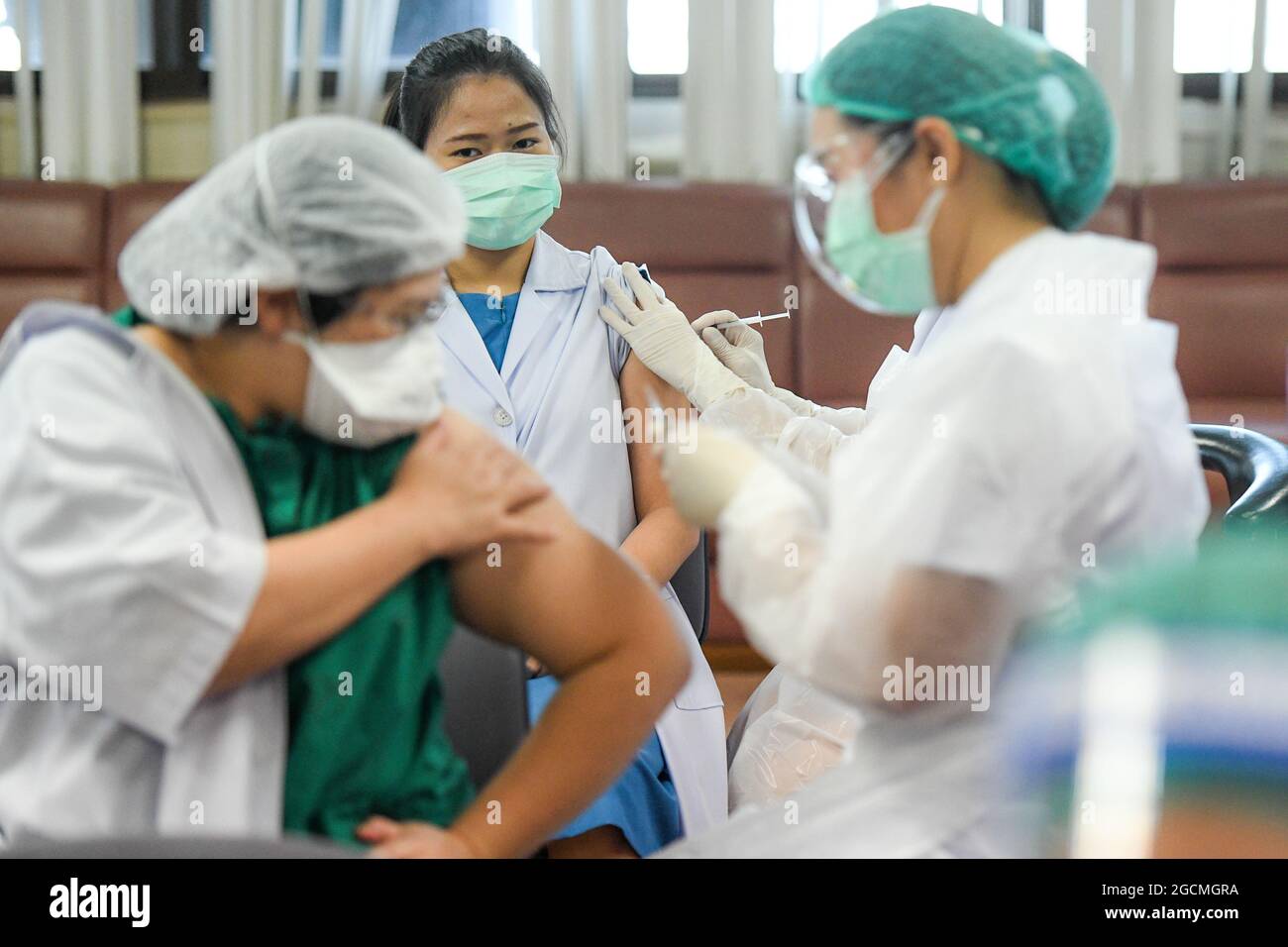 Le personnel médical thaïlandais reçoit une dose de rappel du vaccin COVID-19 Pfizer à l'hôpital général de l'administration métropolitaine de Bangkok, en Thaïlande, le 9 août 2021. La Thaïlande commence à vacciner les doses de rappel avec le vaccin Covid-19 de Pfizer auprès du personnel médical et des agents de santé de première ligne qui ont déjà reçu deux injections, dans douze hôpitaux de Bangkok sous le Bureau médical de Bangkok. Plus de 1.5 millions de doses des vaccins d'ARNm de Pfizer ont été données en Thaïlande par les États-Unis. (Photo de Vichan Poti/Pacific Press/Sipa USA) Banque D'Images