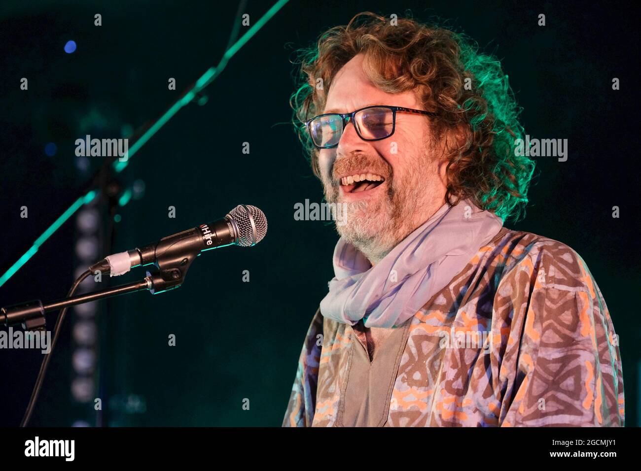 Wickham Royaume Uni 08 Aout 21 Chanteur Compositeur Comedien Et Musicien Irlandais Liam O Maonlai Mieux Connu Comme Chanteur Du Groupe De Dublin The Hothouse Flowers Jouant Au Clavier Tout En Jouant Sur
