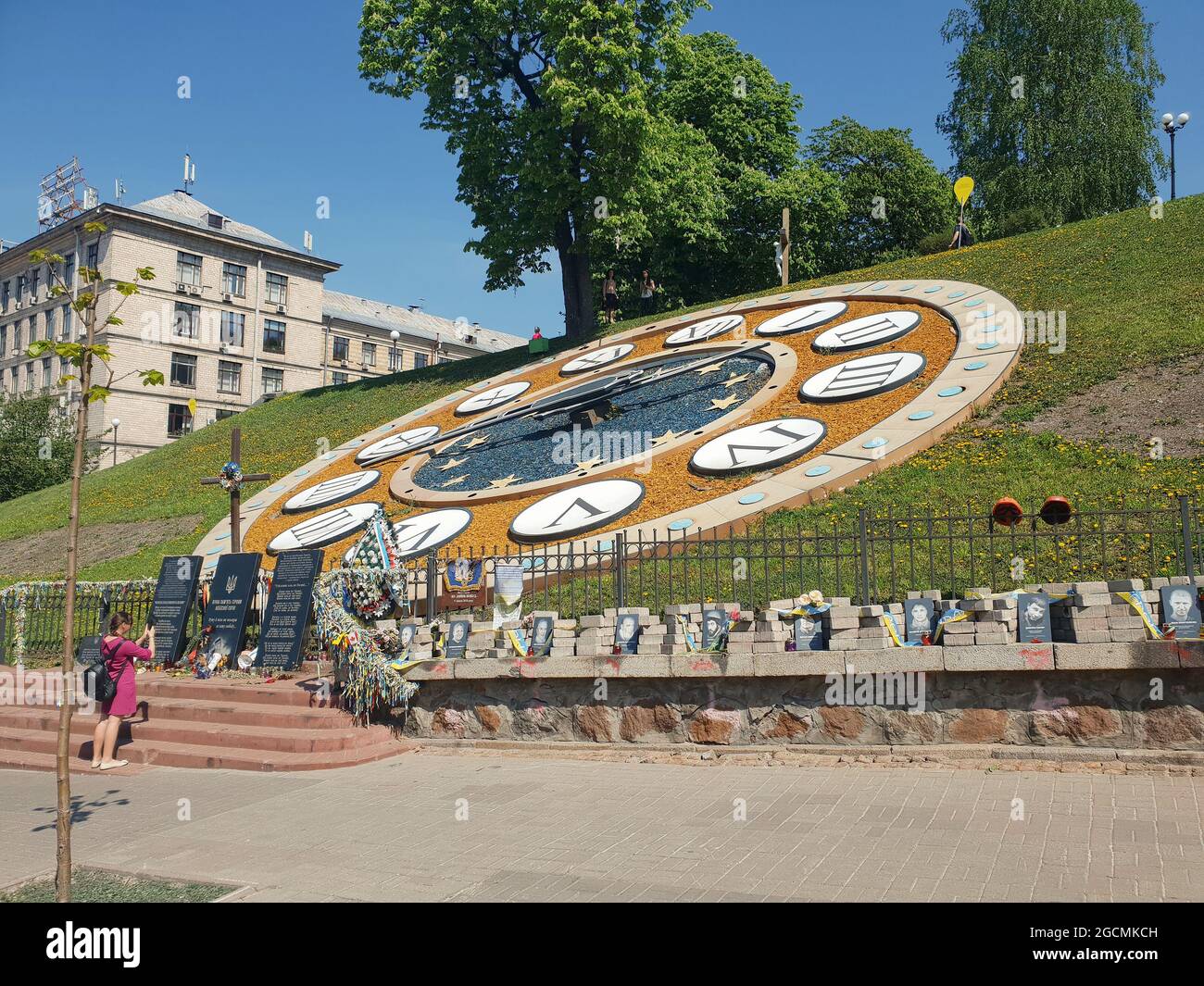 Kiev, Ukraine-29 avril 2018: Photos des victimes des manifestations sur l'allée des cent célestes à Kiev, Ukraine. Femme prenant photo de la Heave Banque D'Images