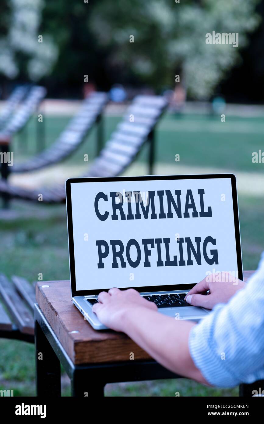 Signe écrit à la main Profiling criminel. Business concept développer des profils pour les criminels qui n'ont pas encore appréhendé les tâches en ligne et le travail à distance Banque D'Images