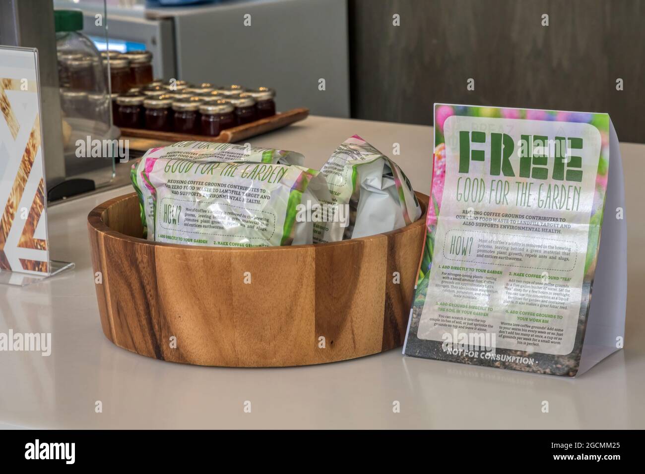 Les cafés d'occasion disponibles gratuitement à la galerie d'art Aberdeen sont bons pour le jardin et aident à atteindre leur politique zéro déchet alimentaire à la décharge Banque D'Images