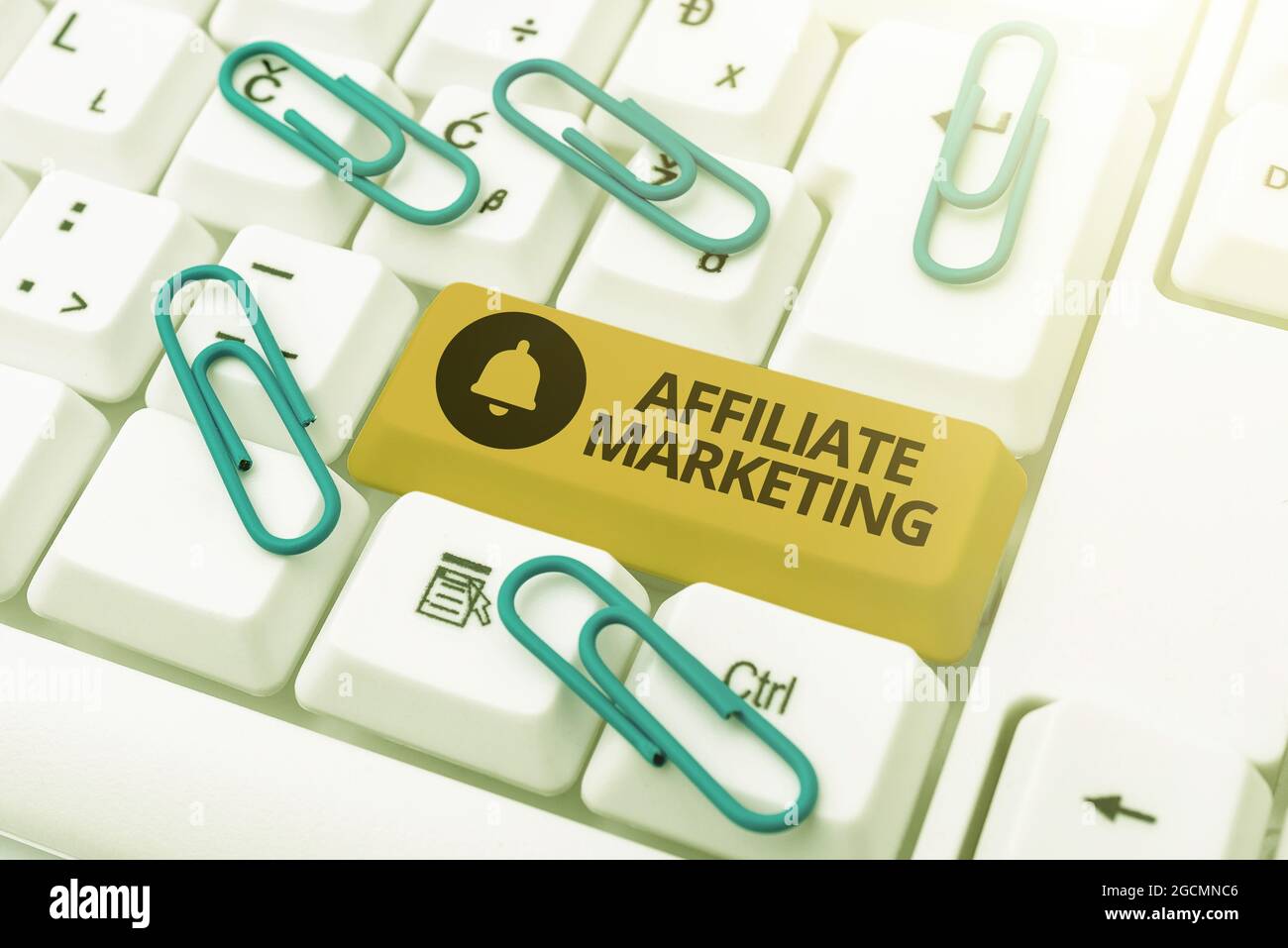 Écriture affichant le texte Affiliate Marketing. Approche d'affaires compensation aux éditeurs tiers pour générer des pistes écrivant intéressant en ligne Banque D'Images