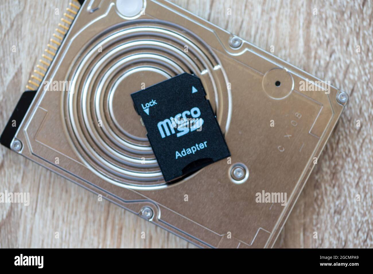 Gros plan d'un adaptateur micro SD vers SD sur un disque dur Banque D'Images