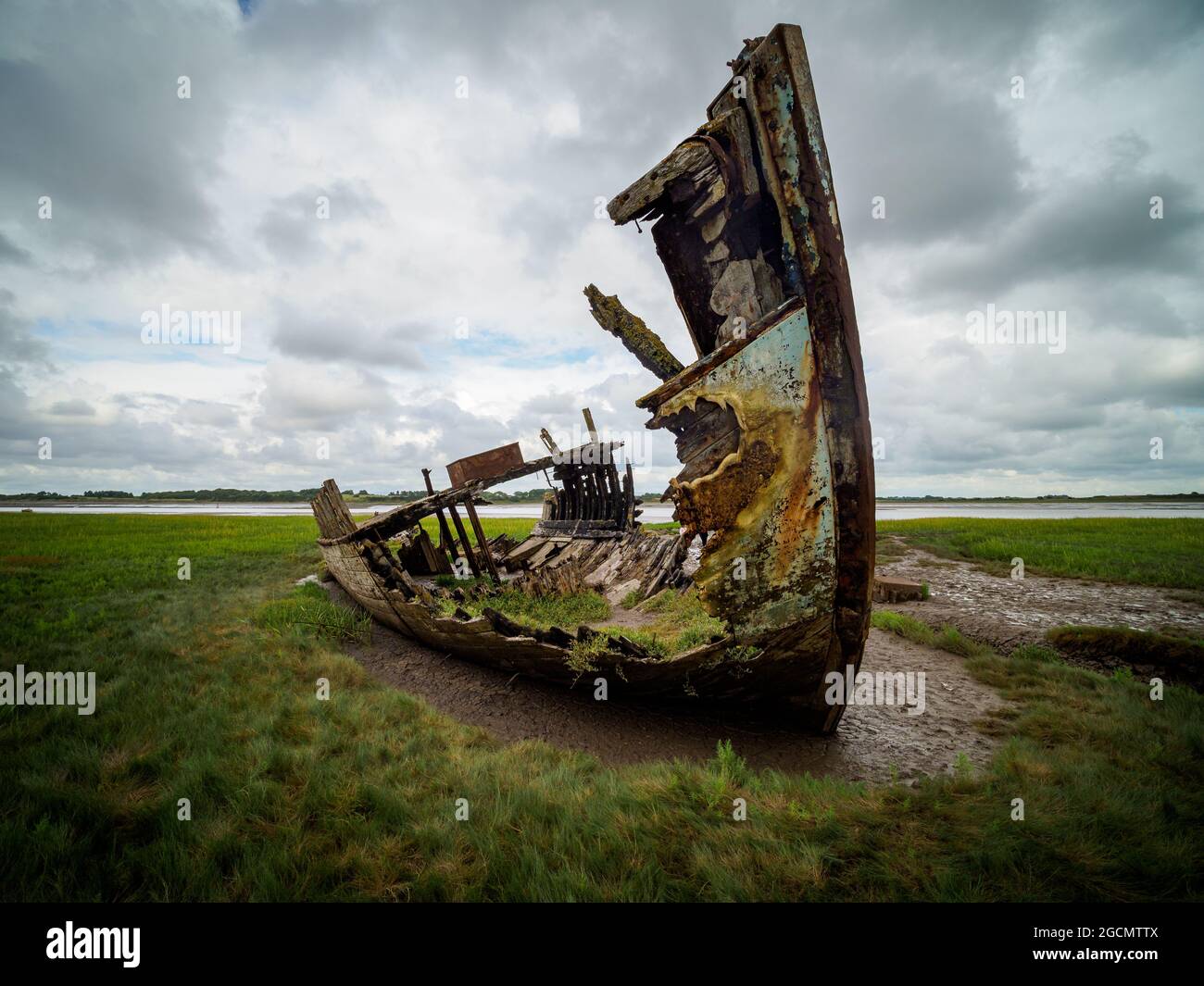 Les arceaux d'un bateau de pêche rouillé abandonné Fleetwood Lancashire Royaume-Uni Banque D'Images