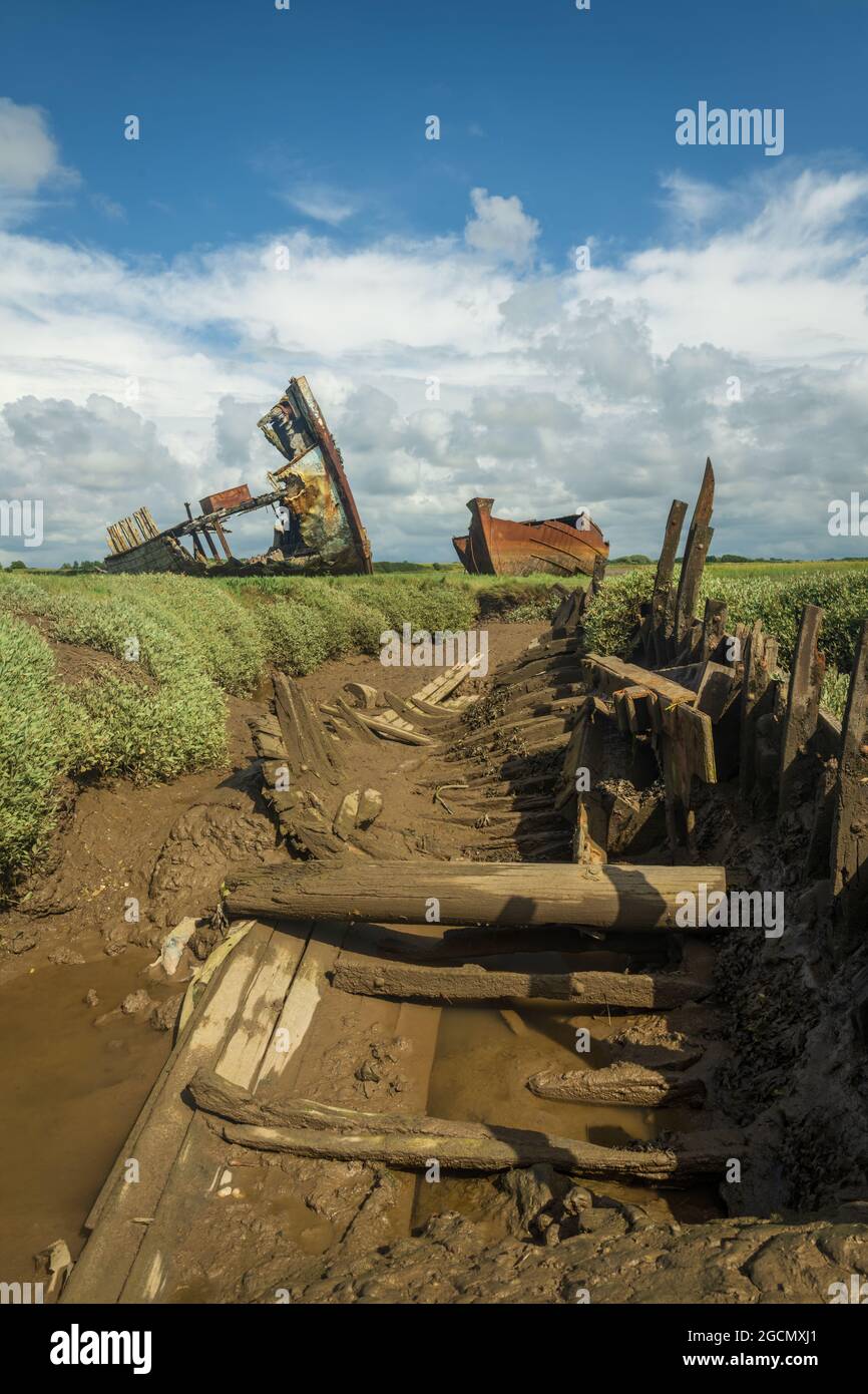 Des bateaux de pêche abandonnés pourriture dans la boue de Fleetwood Banque D'Images