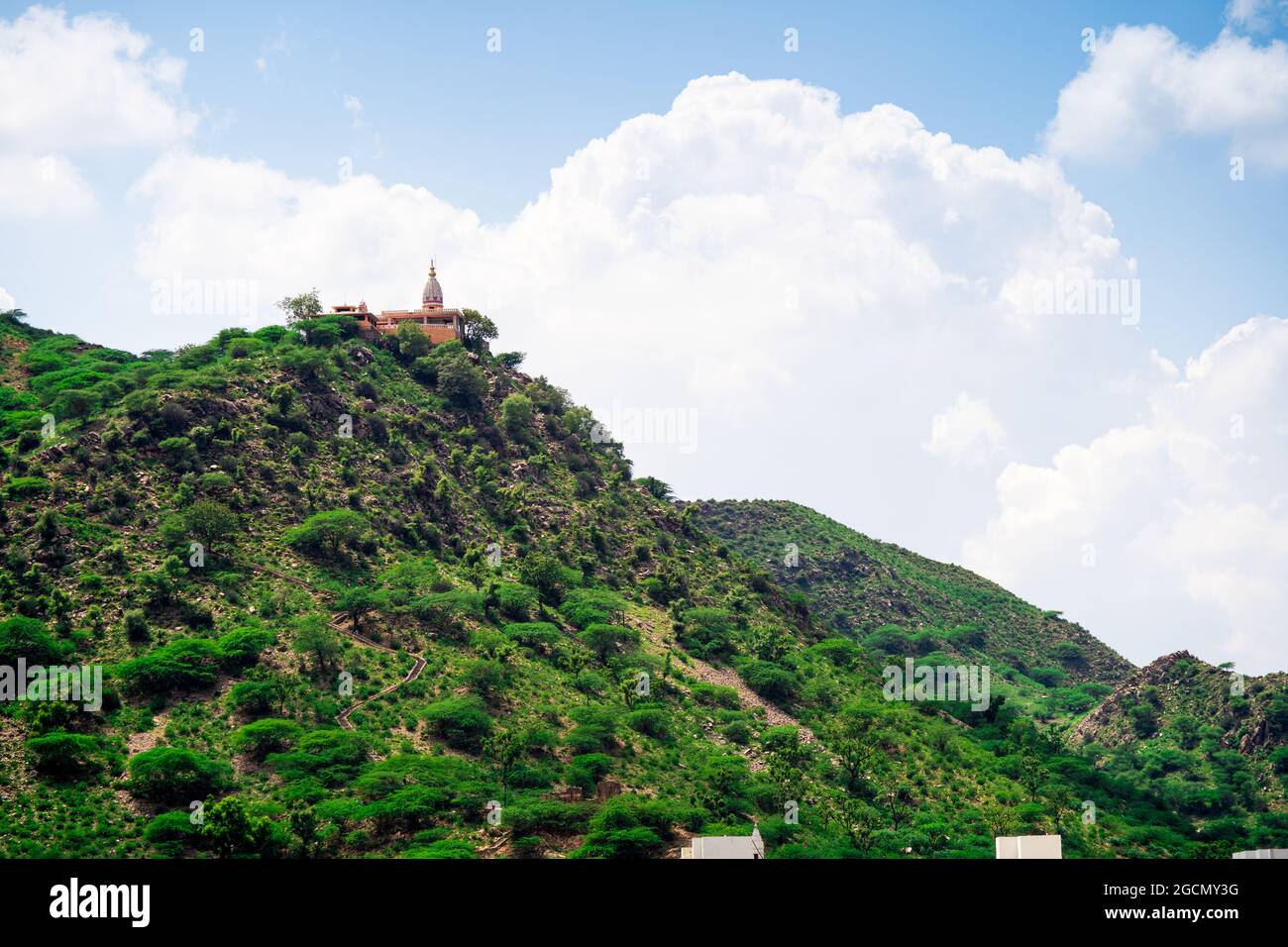 nuages se déplaçant derrière une petite colline hindoue côté temple mansa chandi devi sur les collines d'aravalii dans rajasthan une destination de voyage populaire pendant la mousson Banque D'Images