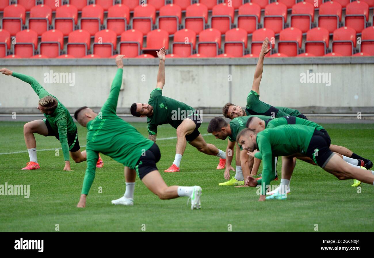 Prague, République tchèque. 09e août 2021. Les joueurs de football Ferencvarosi TC Budapest en action lors de la session d'entraînement précédant le match de qualification de troisième tour de la Ligue des champions de football: Slavia Praha vs Ferencvaros Budapest au stade Sinobo à Prague, République Tchèque, 9 août 2021. Crédit : Katerina Sulova/CTK photo/Alamy Live News Banque D'Images